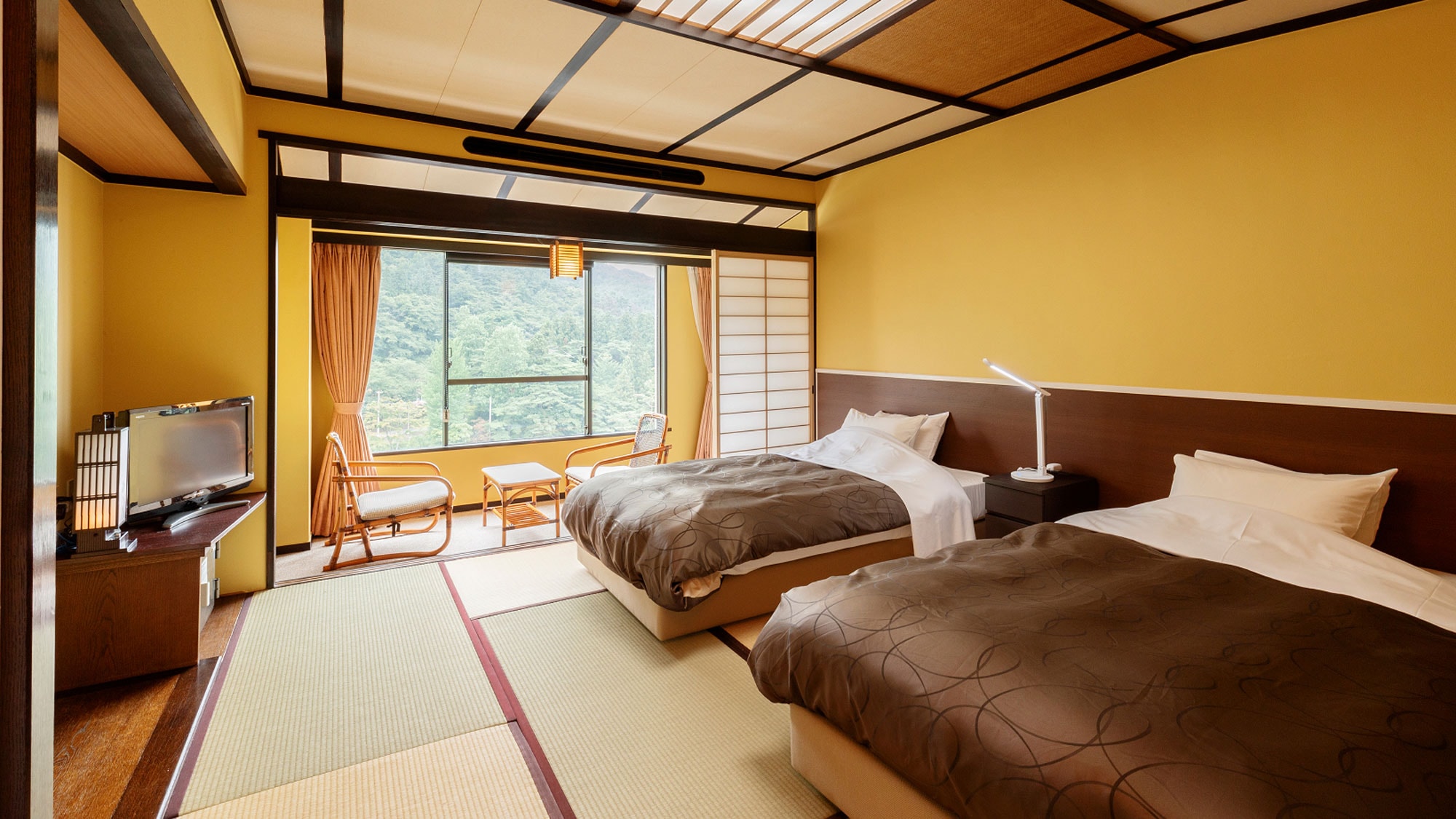 Japanese-style twin room-Twin room with 2 beds in 10 tatami mats, which has both Japanese and Western styles-