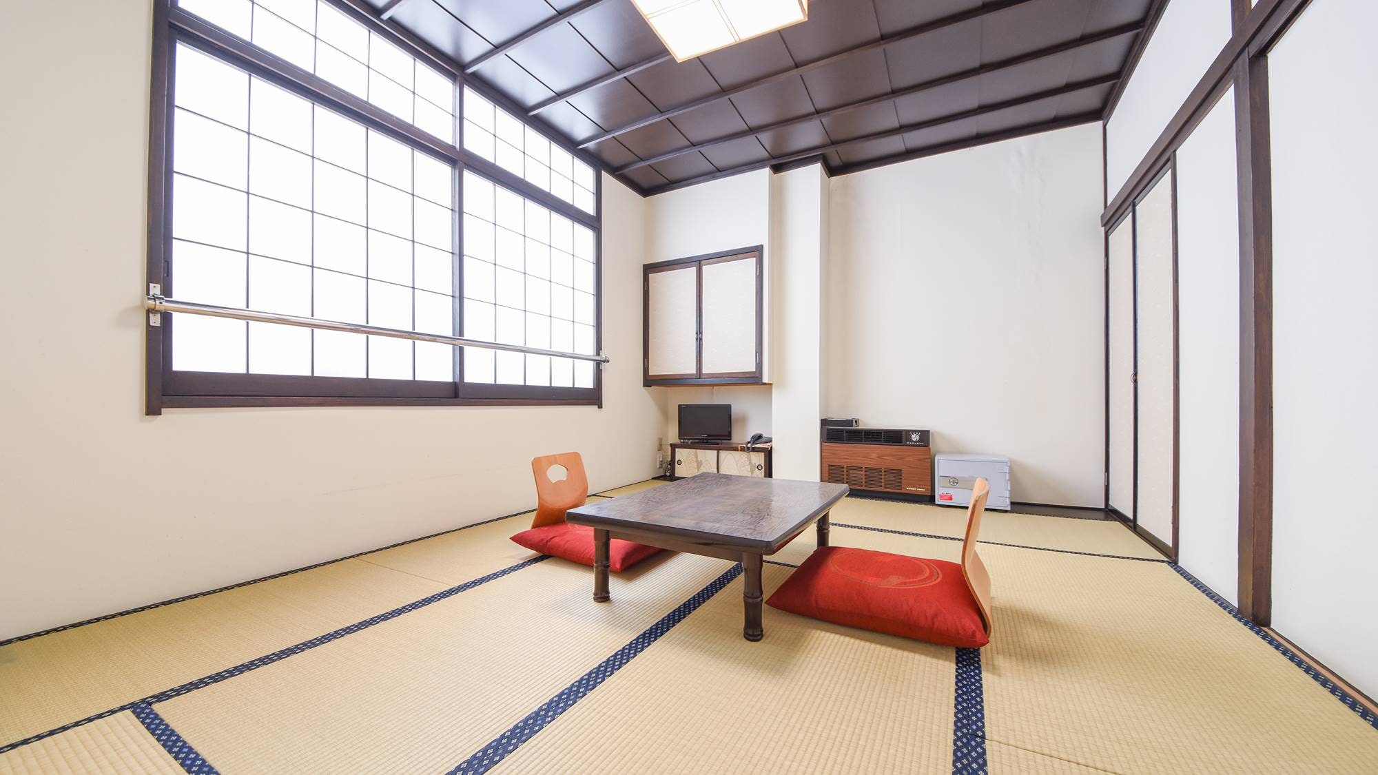 * 日式房間 10 張榻榻米（客房示例） / 請在氣氛濕潤而平靜的日式房間內放鬆身心。