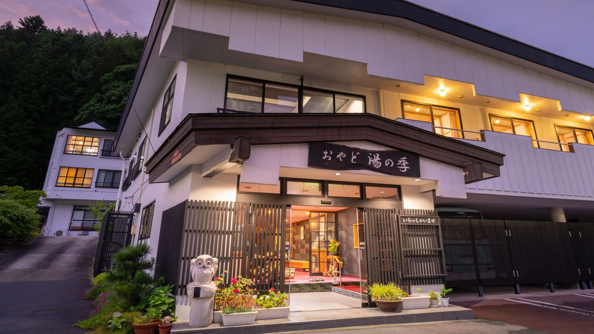 [Eksterior di malam hari] Bersantailah di sumber air panas yang indah dengan sejarah lebih dari 400 tahun