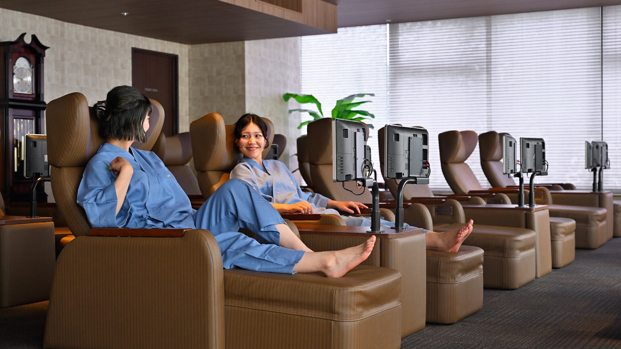 <Góc thư giãn> Ghế sofa sang trọng được trang bị TV tiện lợi. Xin hãy nghỉ ngơi và thư giãn.