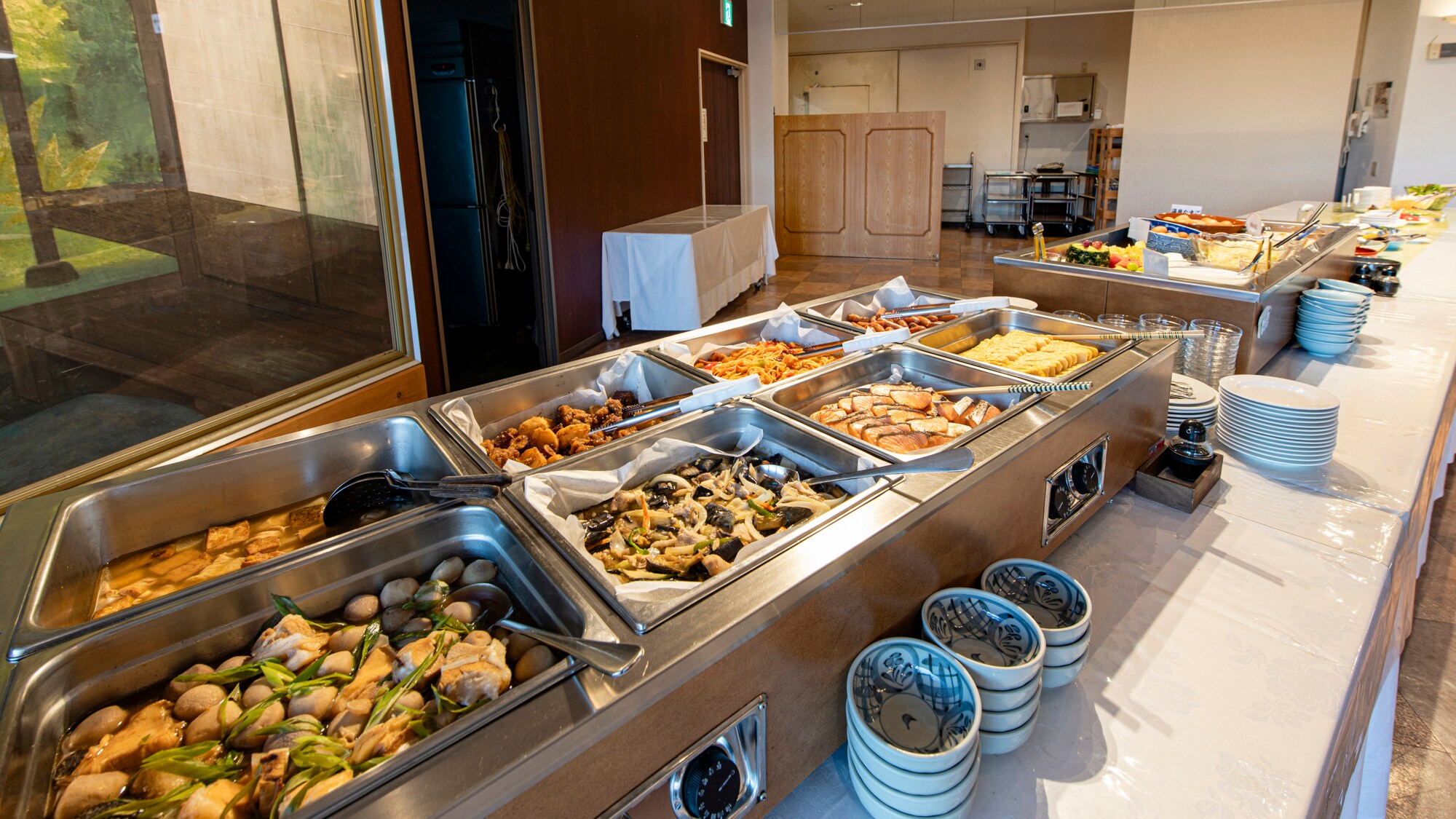 [Breakfast] A buffet with a wide variety of items