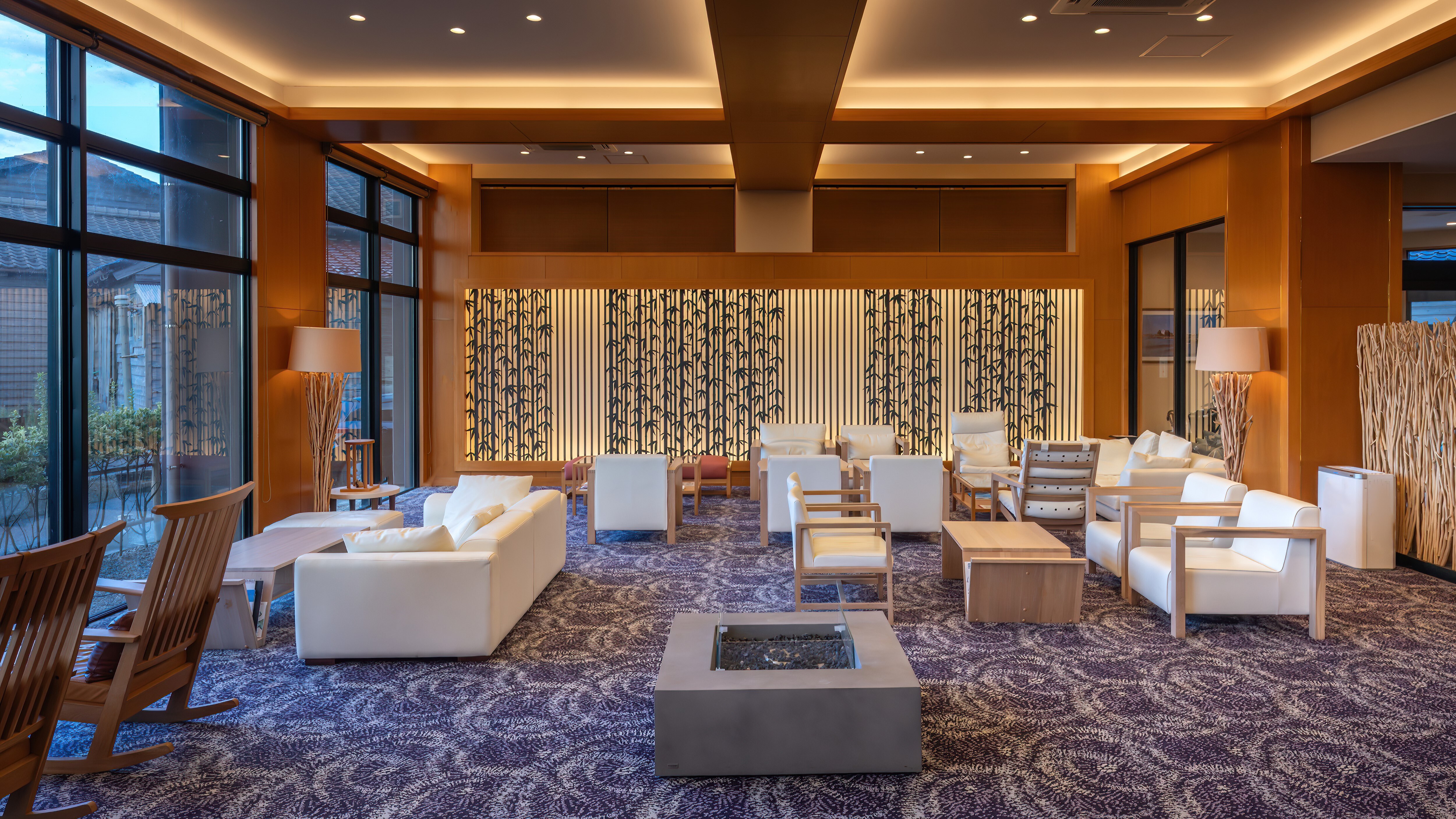 [Lobby] Relax and unwind in our open and relaxing lobby.