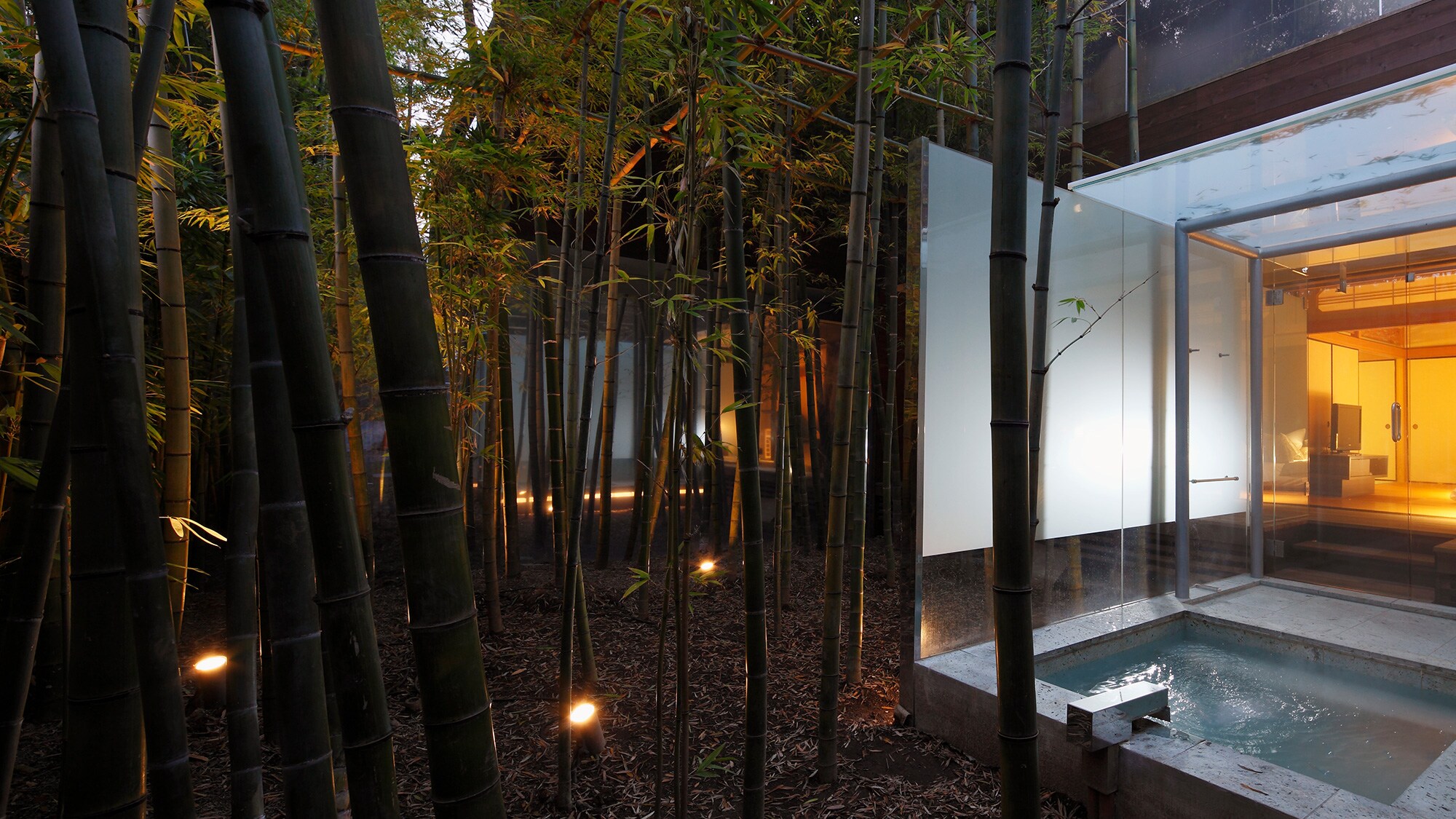 [Lily of the valley and Hamanasu] An open-air bath in a bamboo forest that brings to mind the Tale of the Bamboo Cutter