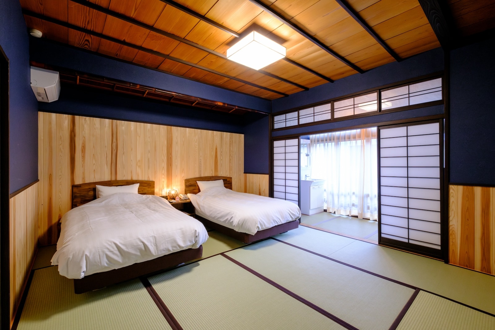 这是一间于 2023 年 12 月重新装修的现代日式客房。请在席梦思卧室放松身心。