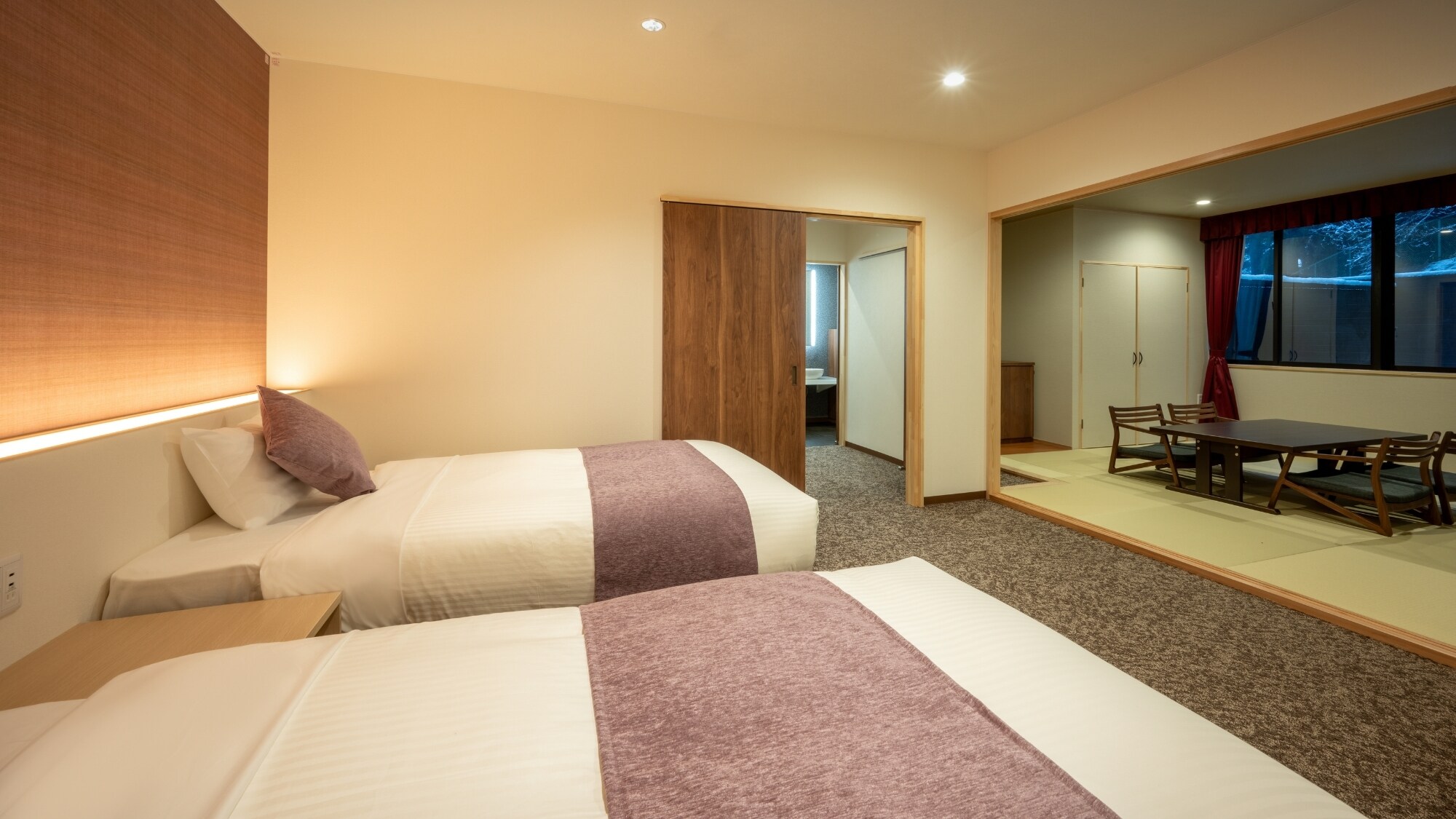 The azuki bean color creates a calming atmosphere. A full range of facilities and amenities ensure a comfortable stay (HAGI)