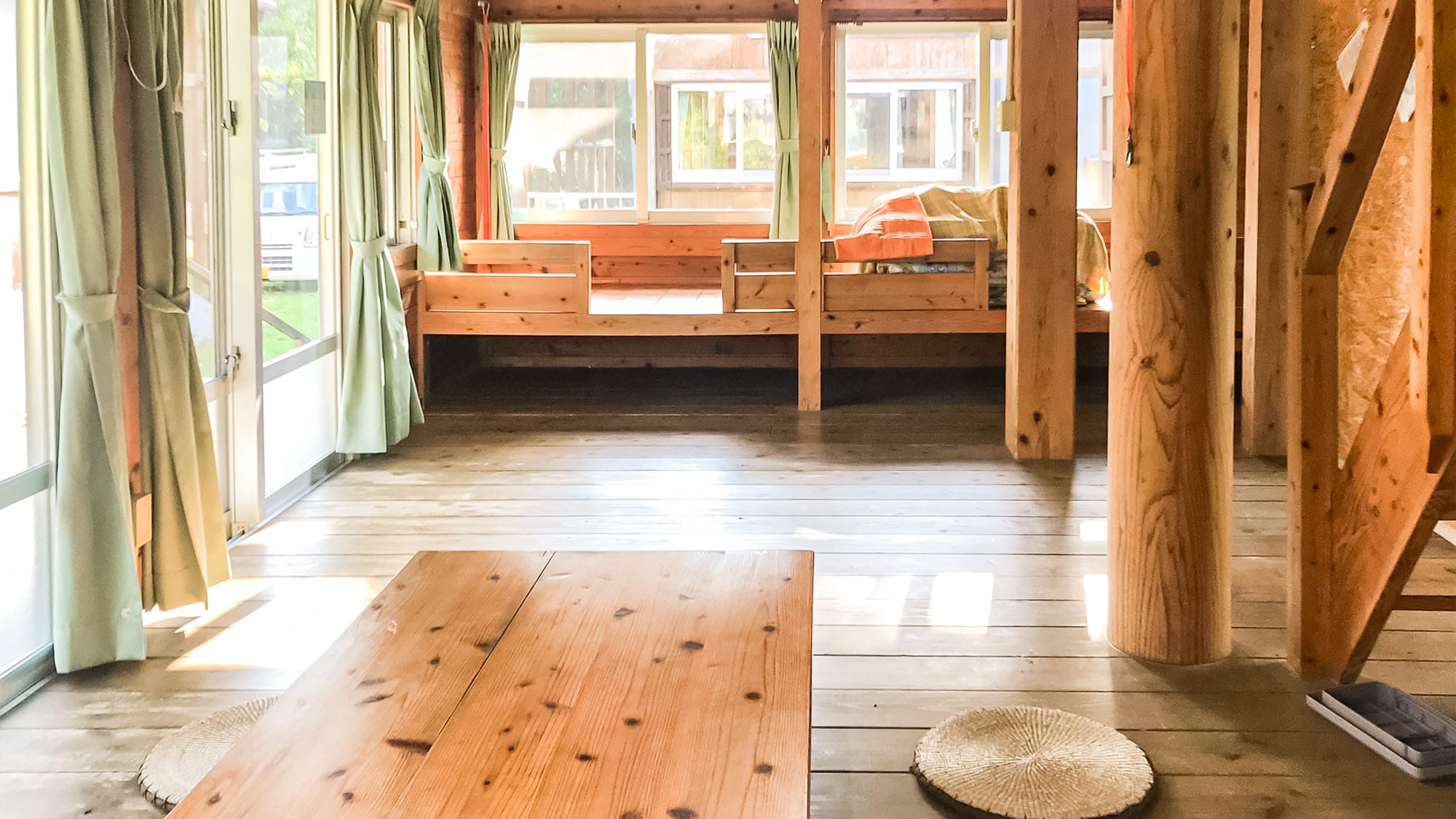 ・＜Cottage＞The beds and floors are made of wood and the rooms are spacious.