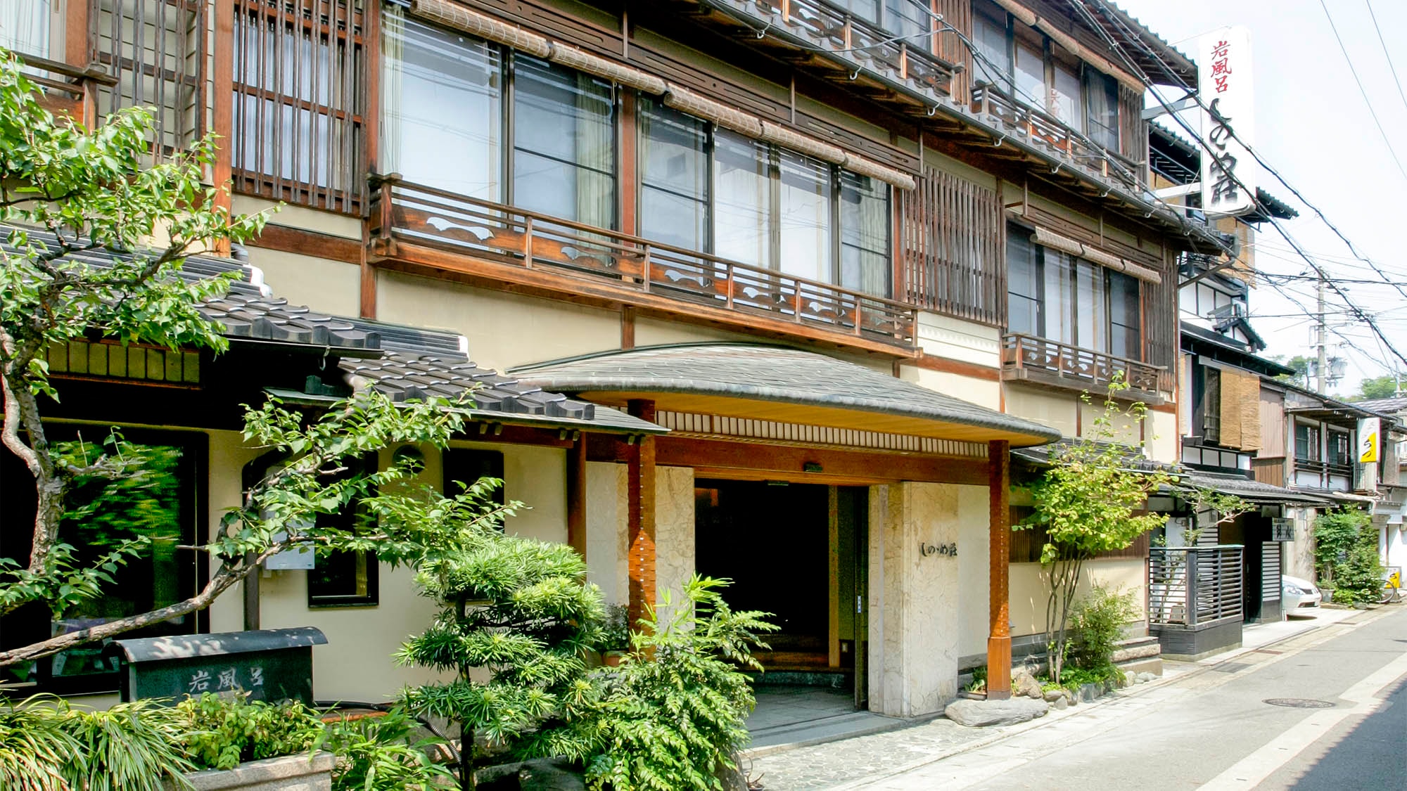 ・[Exterior] The lattice-like wooden structure and white walls create a beautiful harmony.