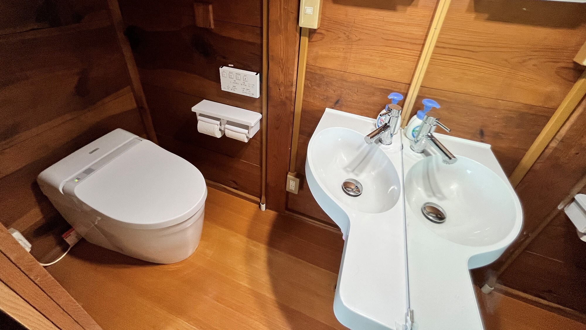 [Staying in a storehouse - Library storehouse] Toilet