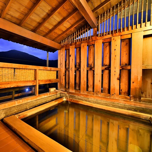 Bể tắm ngoài trời với tầm nhìn về đêm (bể tắm dành cho nữ)