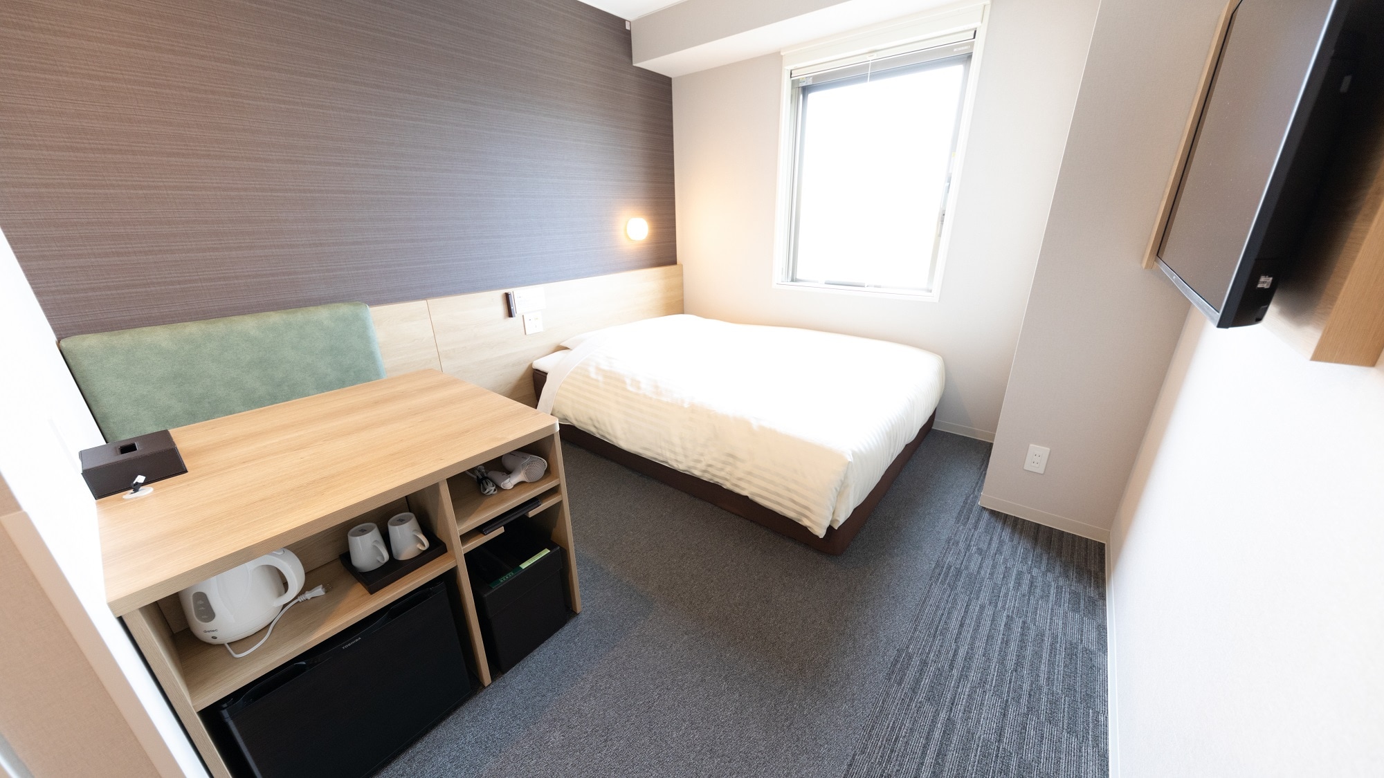 ワイドデスクで作業も捗ります