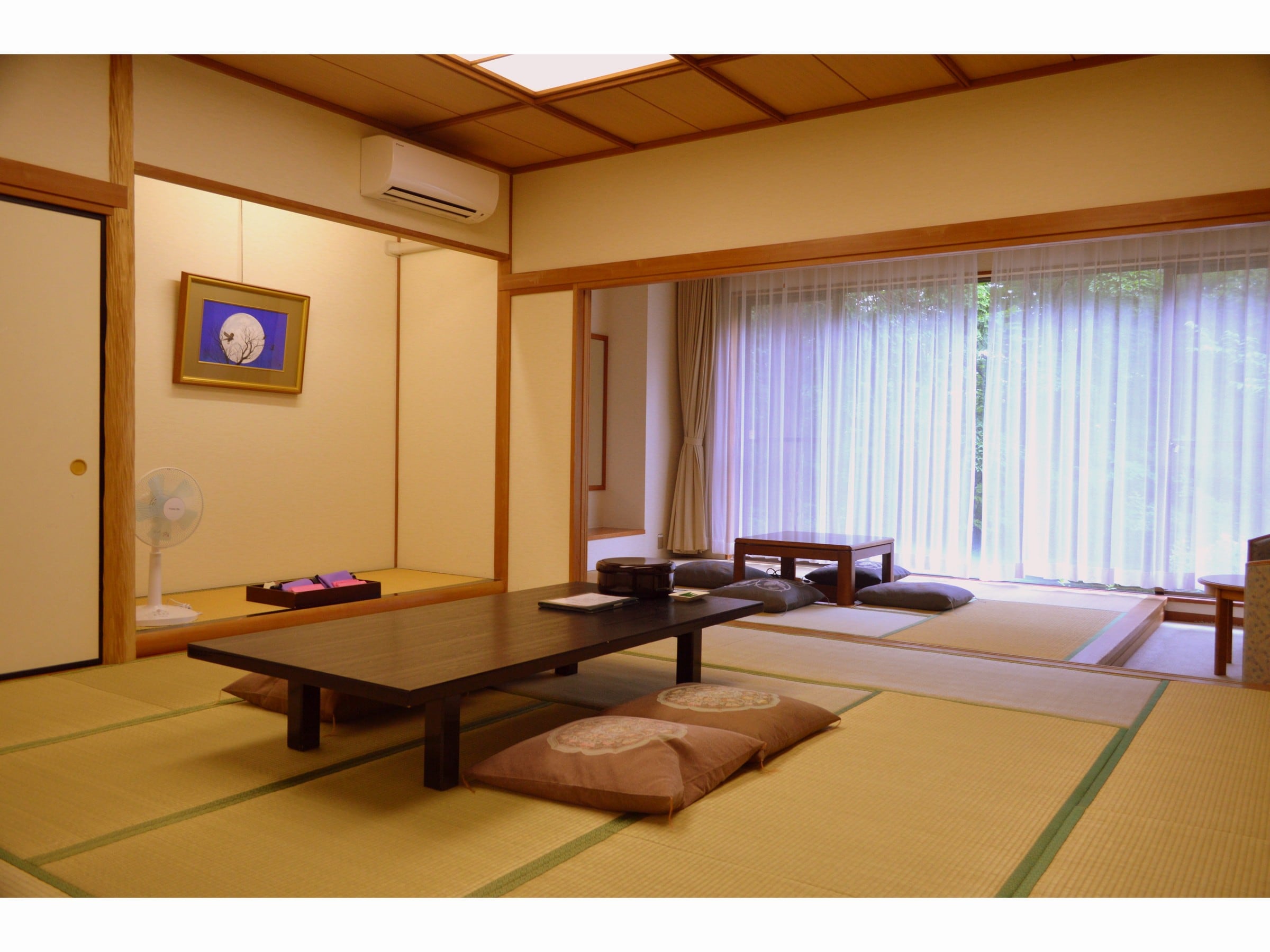 Large special Japanese-style room for large families and groups