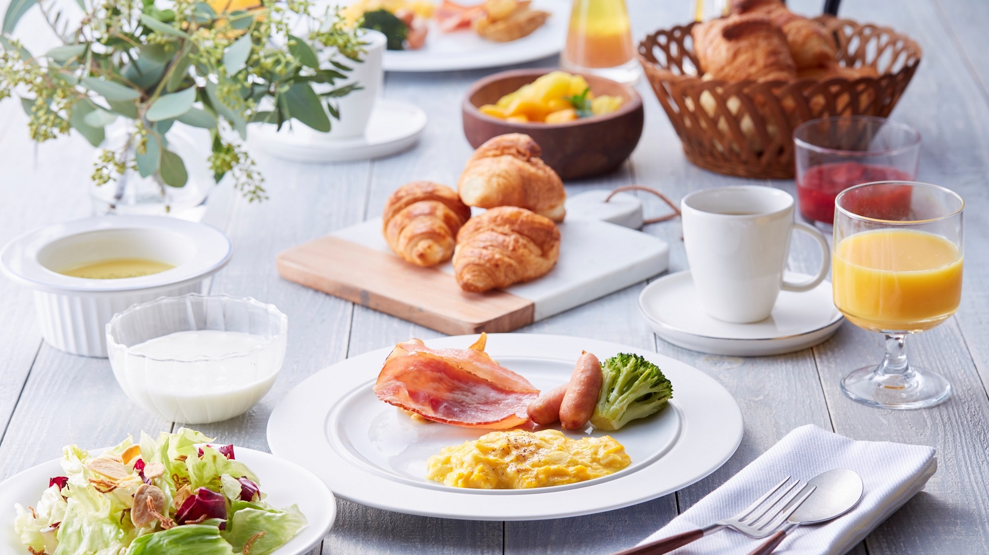 Breakfast buffet / Western food example