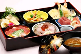 Bento makan malam: 1.980 yen (contoh)