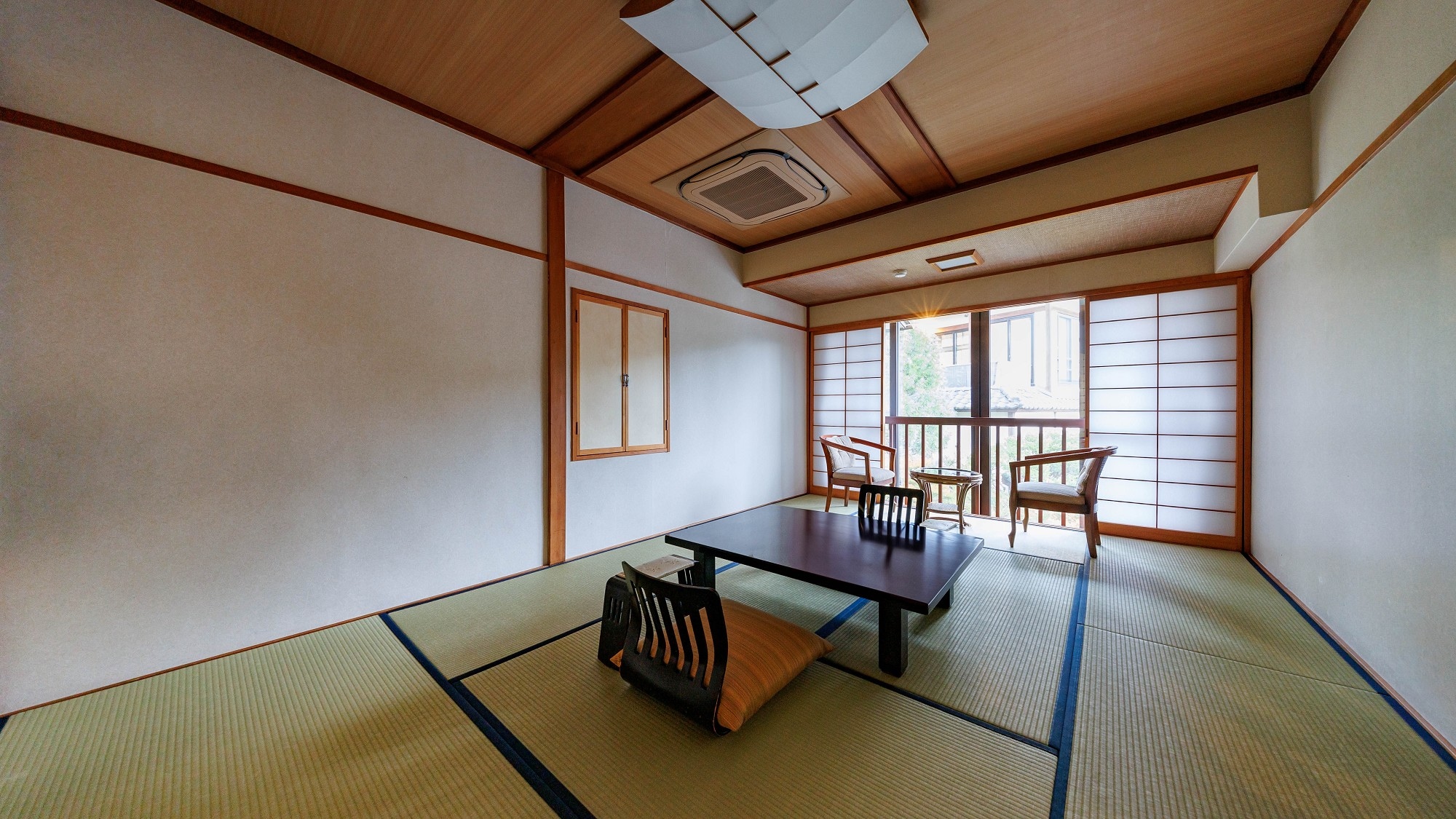 ■ [Satsuki] Main building Japanese-style room, 8 tatami mats / Overlooking the atmospheric Suwa Taisha Shrine