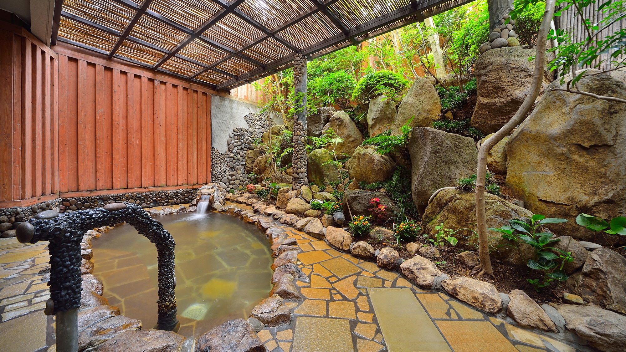 浴池內的石頭採用長崎的Holland Zaka的石頭製成，營造出長崎獨有的日式與西式並存的空間。