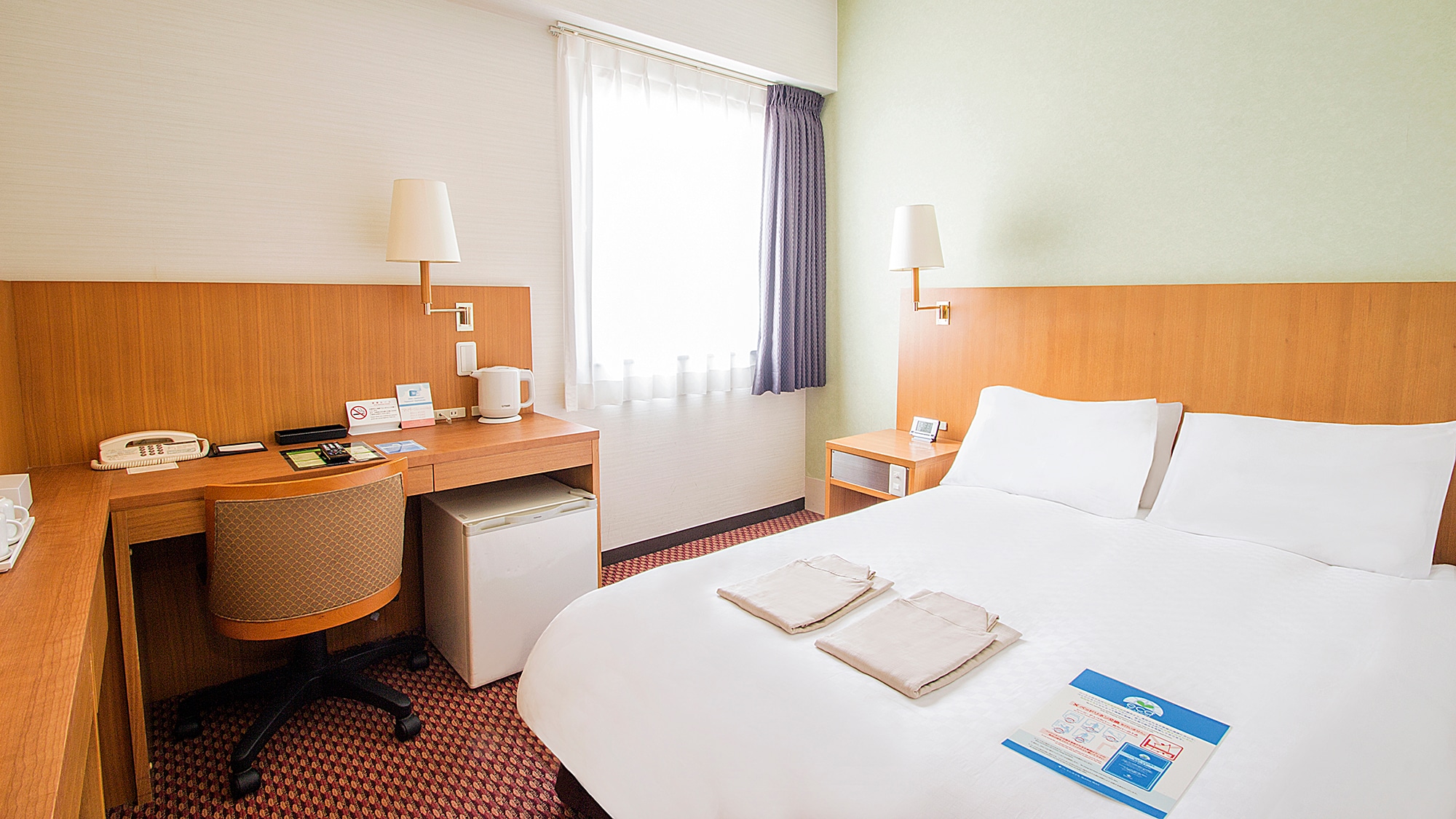 ■ Double room (main building): 14㎡ ・ 140cm & times; 195cm (made by Simmons) beds are available.