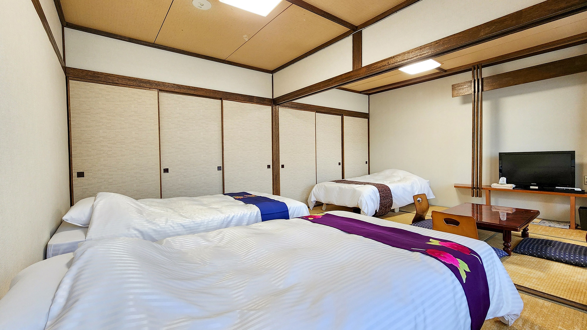 # [16 tatami mats] The number of beds in the two adjoining rooms can be adjusted according to the number of guests.