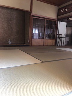 建筑物内。