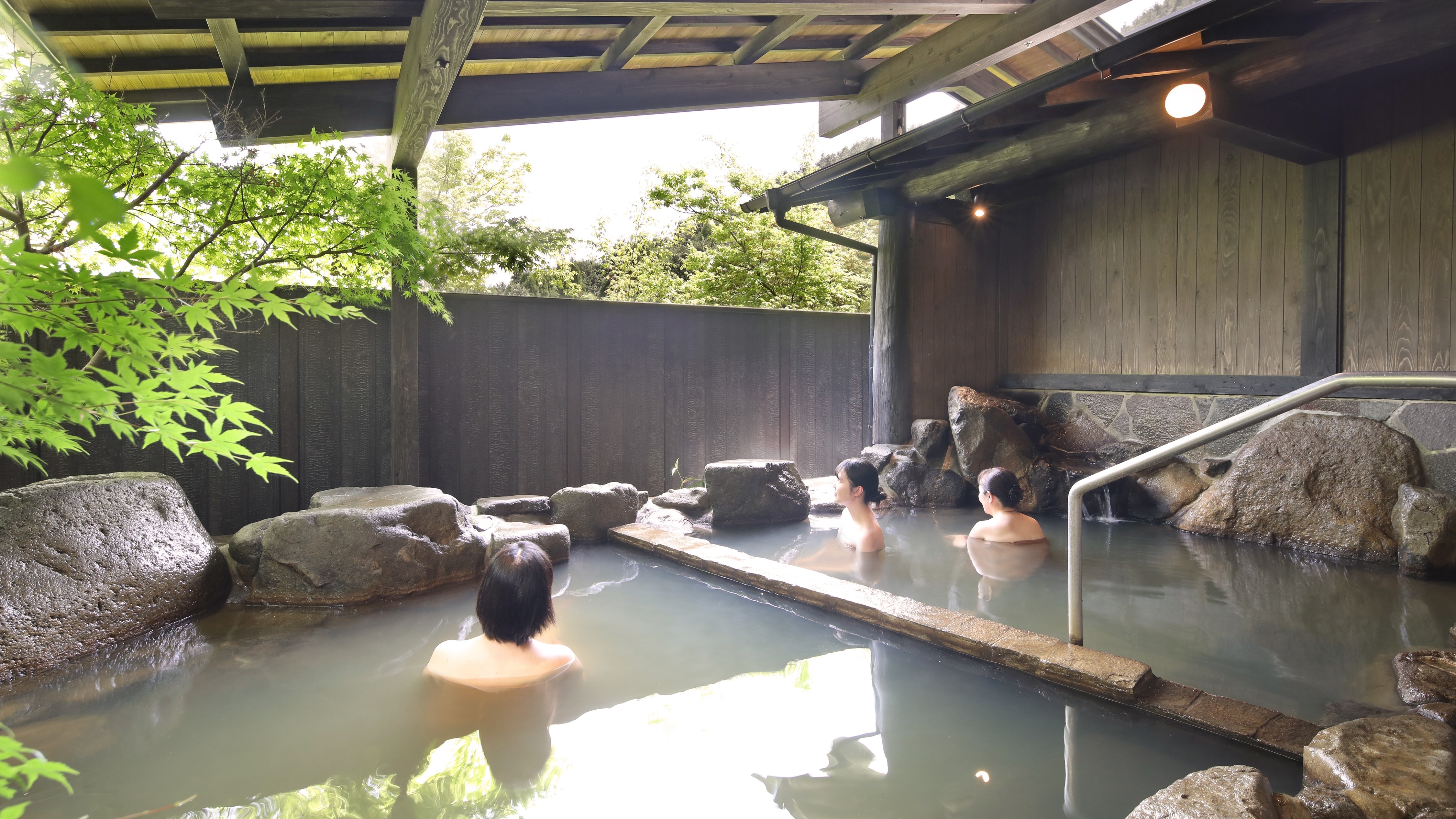 Large public bath, women's bath, open-air bath with a roof