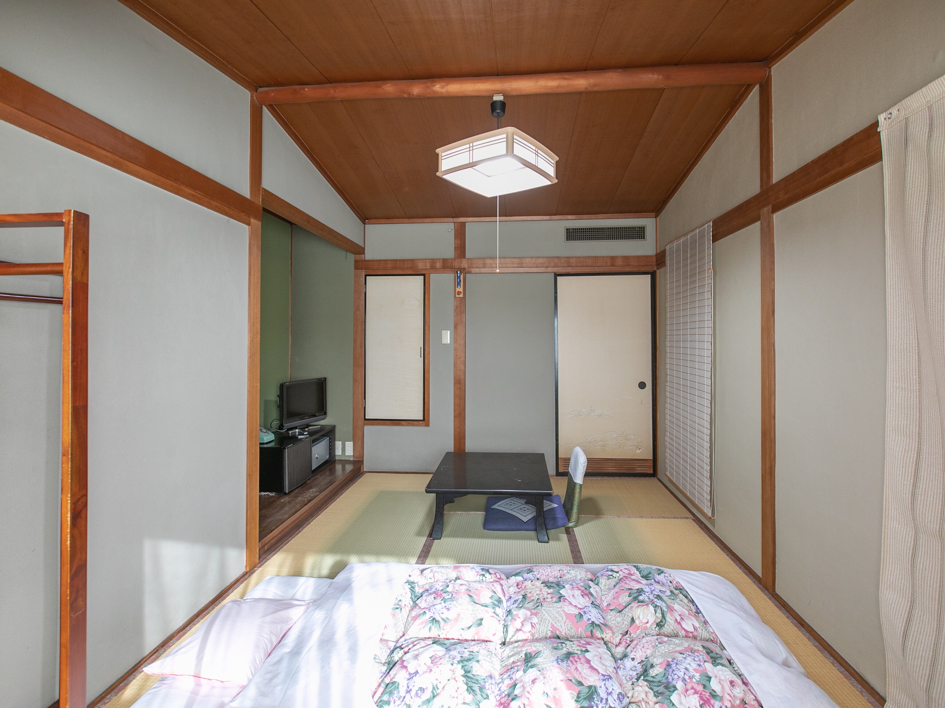 Japanese-style triple room (no bath or toilet)