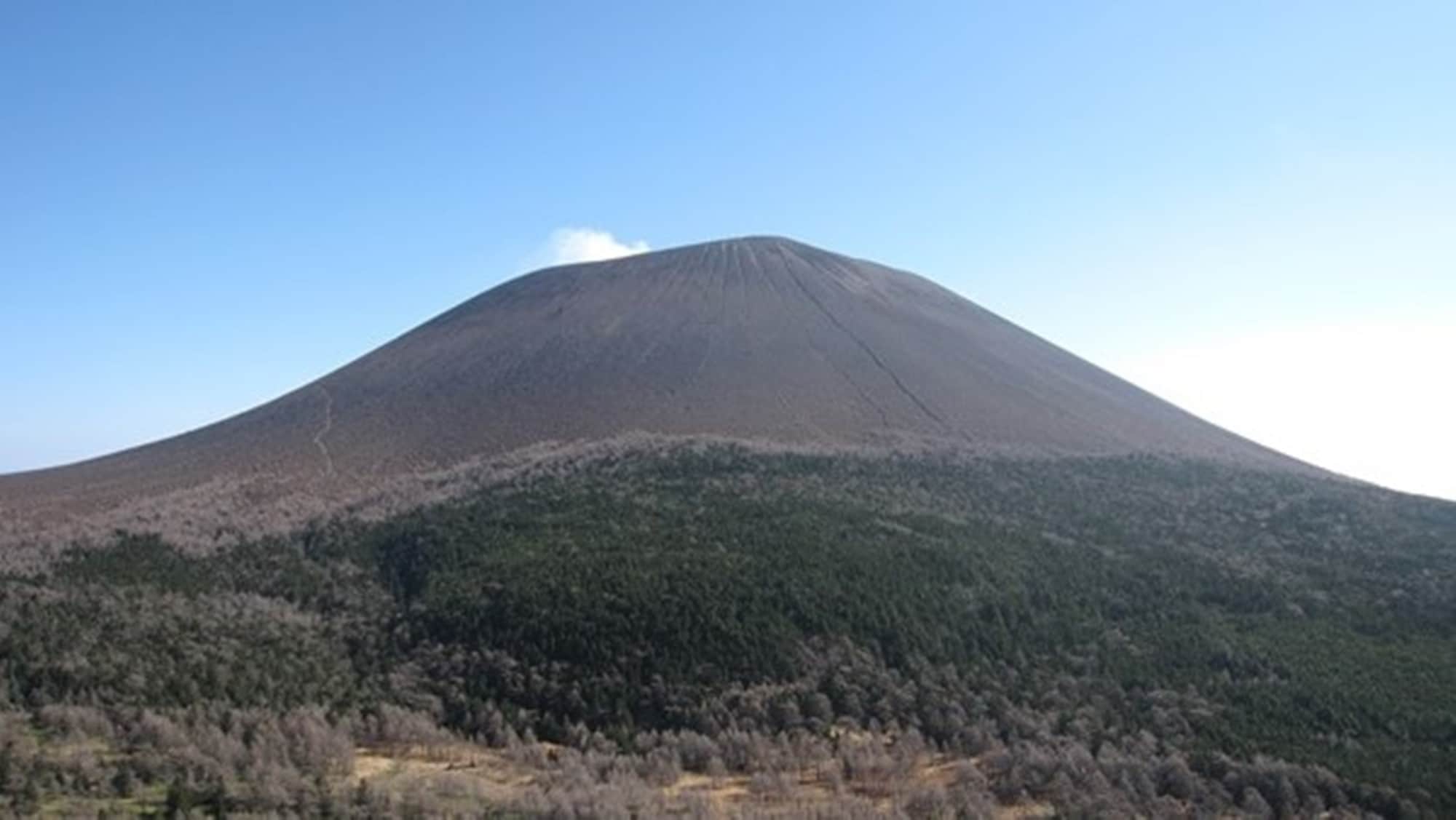◆Gunung Asama di akhir musim gugur di bulan November. Jejak langkah musim dingin seakan bergema di udara yang tenang.