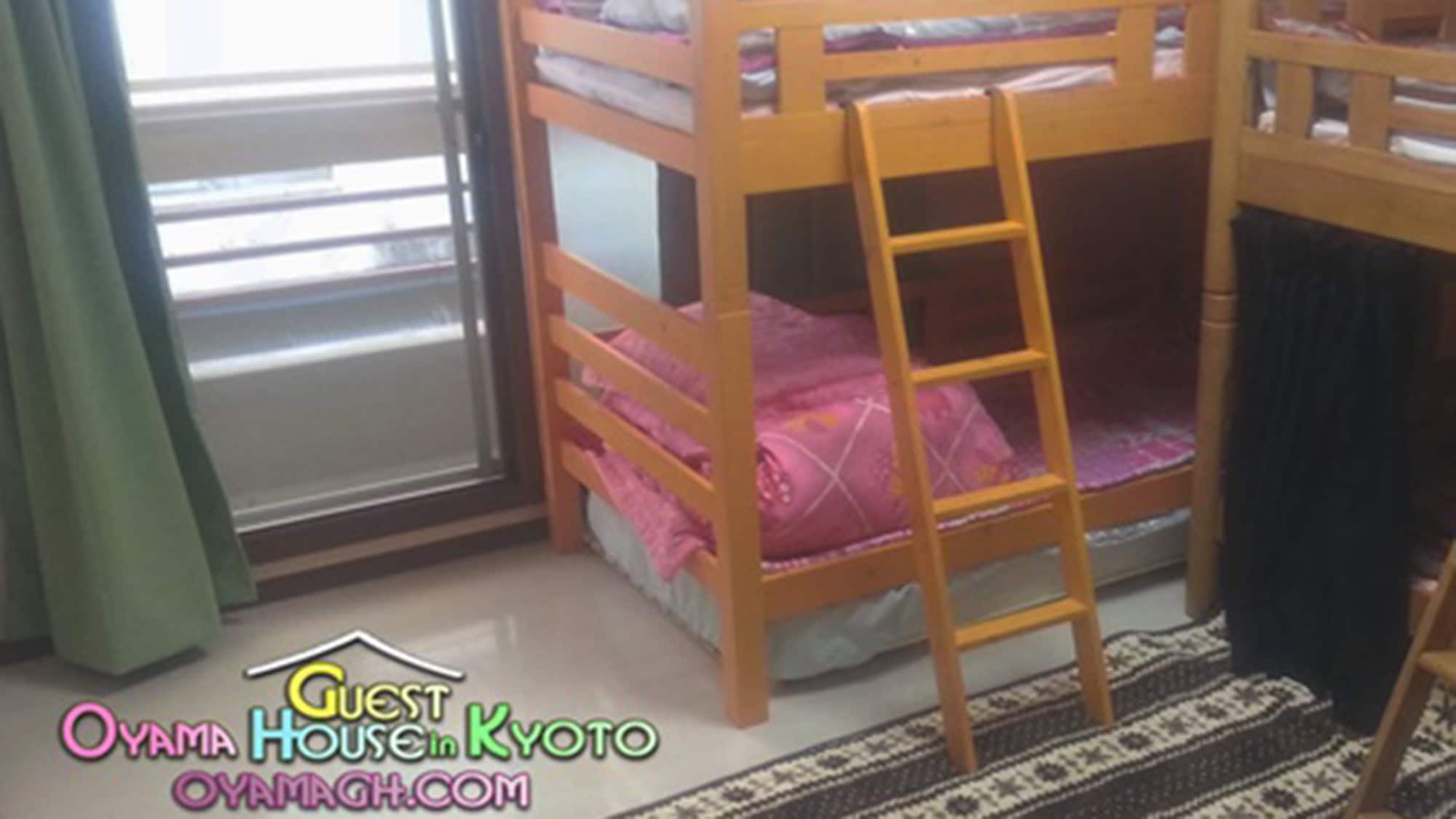 ・ A room for up to 4 people with 2 bunk beds!