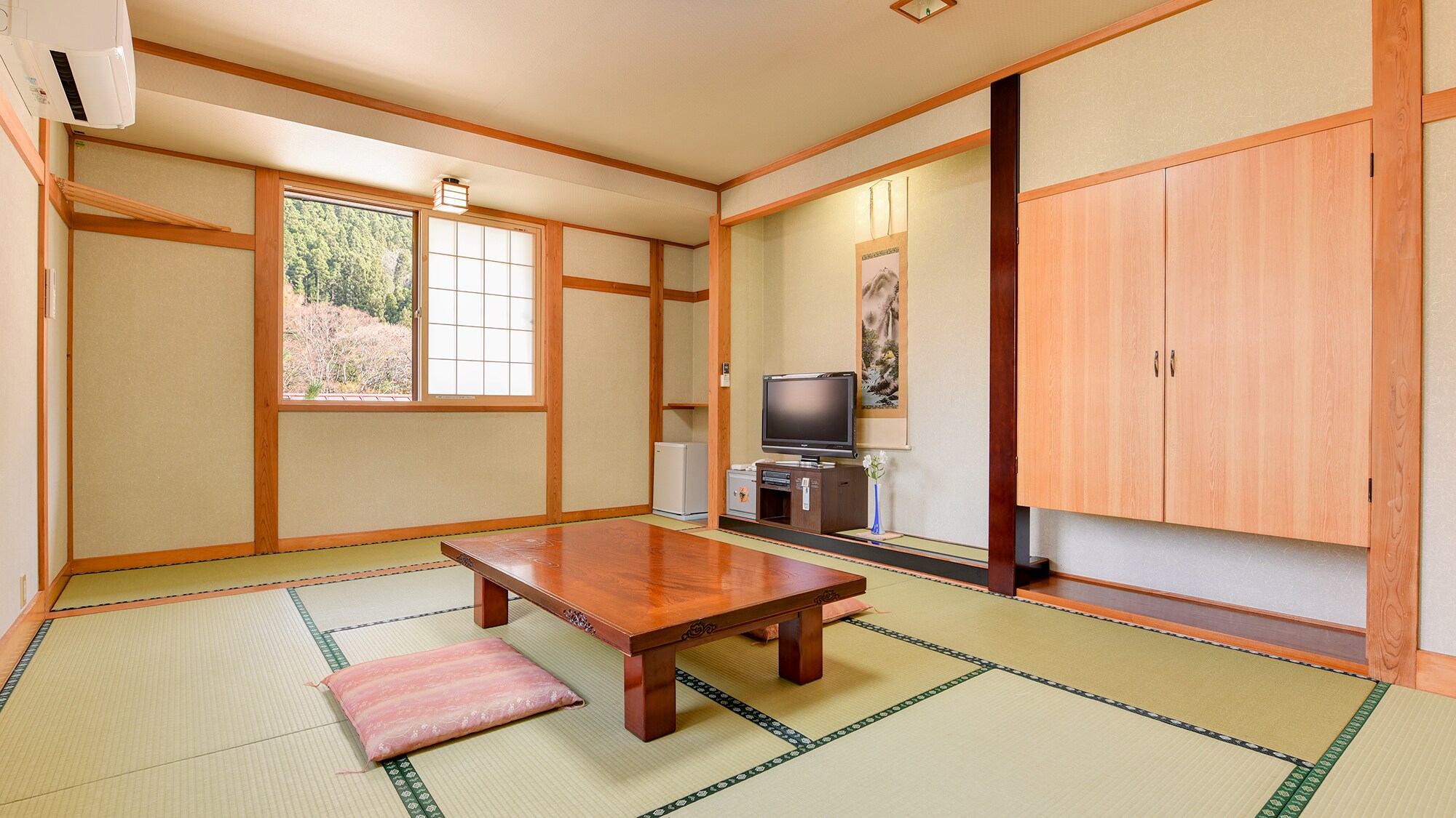 * Example of guest room / Japanese-style room 8-12 tatami mats in a pure Japanese style. The internet is safe with wifi.