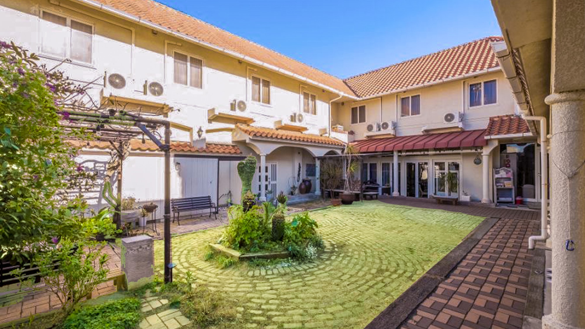 [Patio] A tropical resort-style courtyard where dogs can play