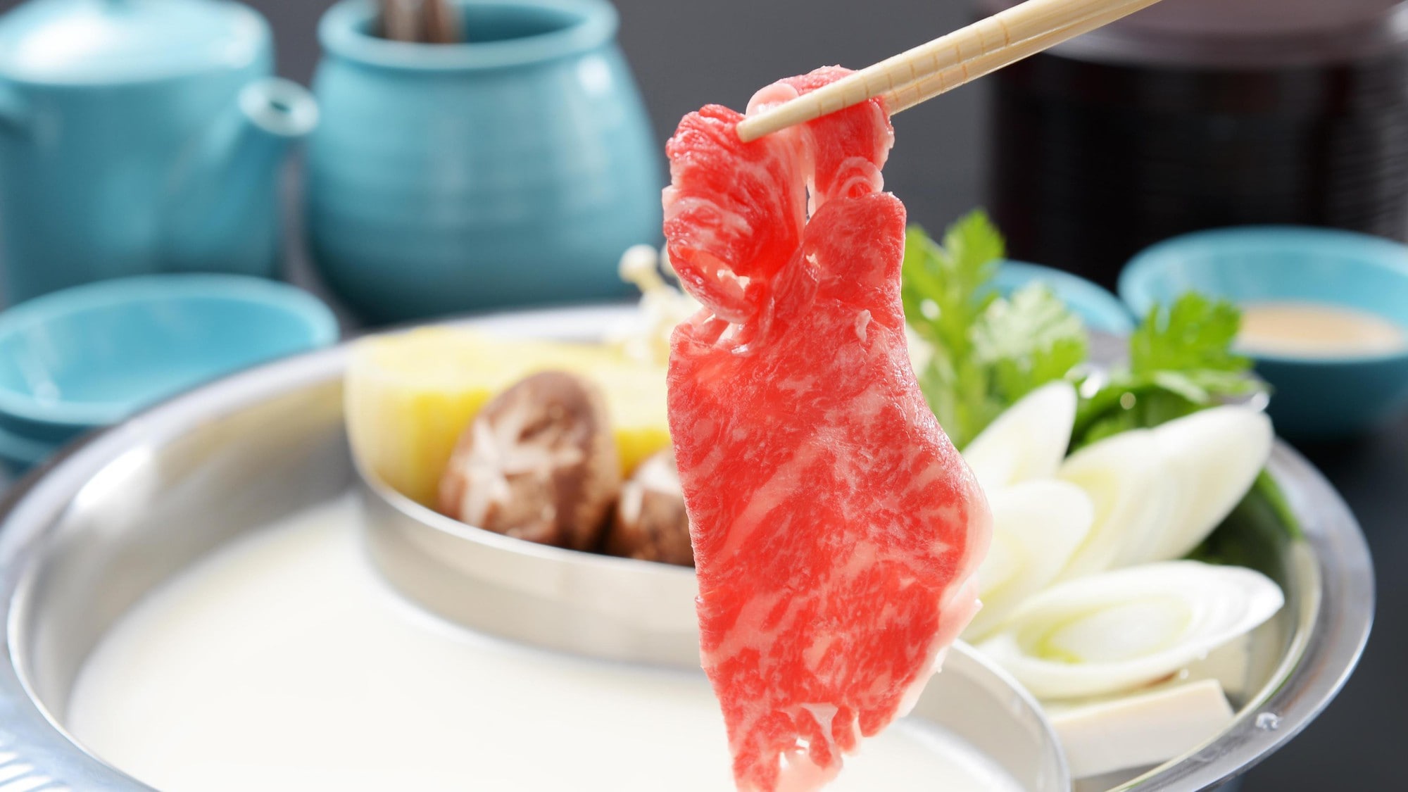 ■เมนูอาหารมื้อค่ำ■《สุกี้ยากี้สองสี》ชาบูชาบูเนื้อในประเทศ