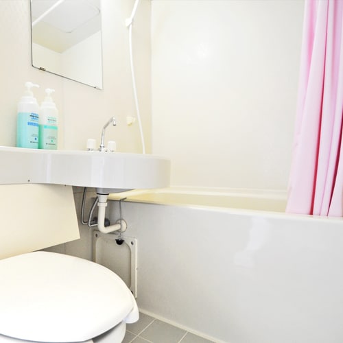 [Connecting room (with bath, toilet and bed)] This is the only room available with a bathroom and toilet.
