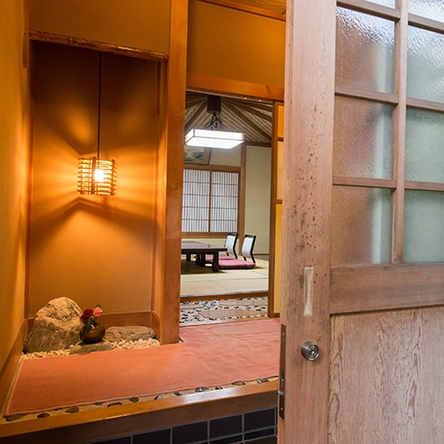 [Japanese-style room/Nishijin] Please relax in a room lit by warm lighting and featuring simple Kasama-yaki furnishings.