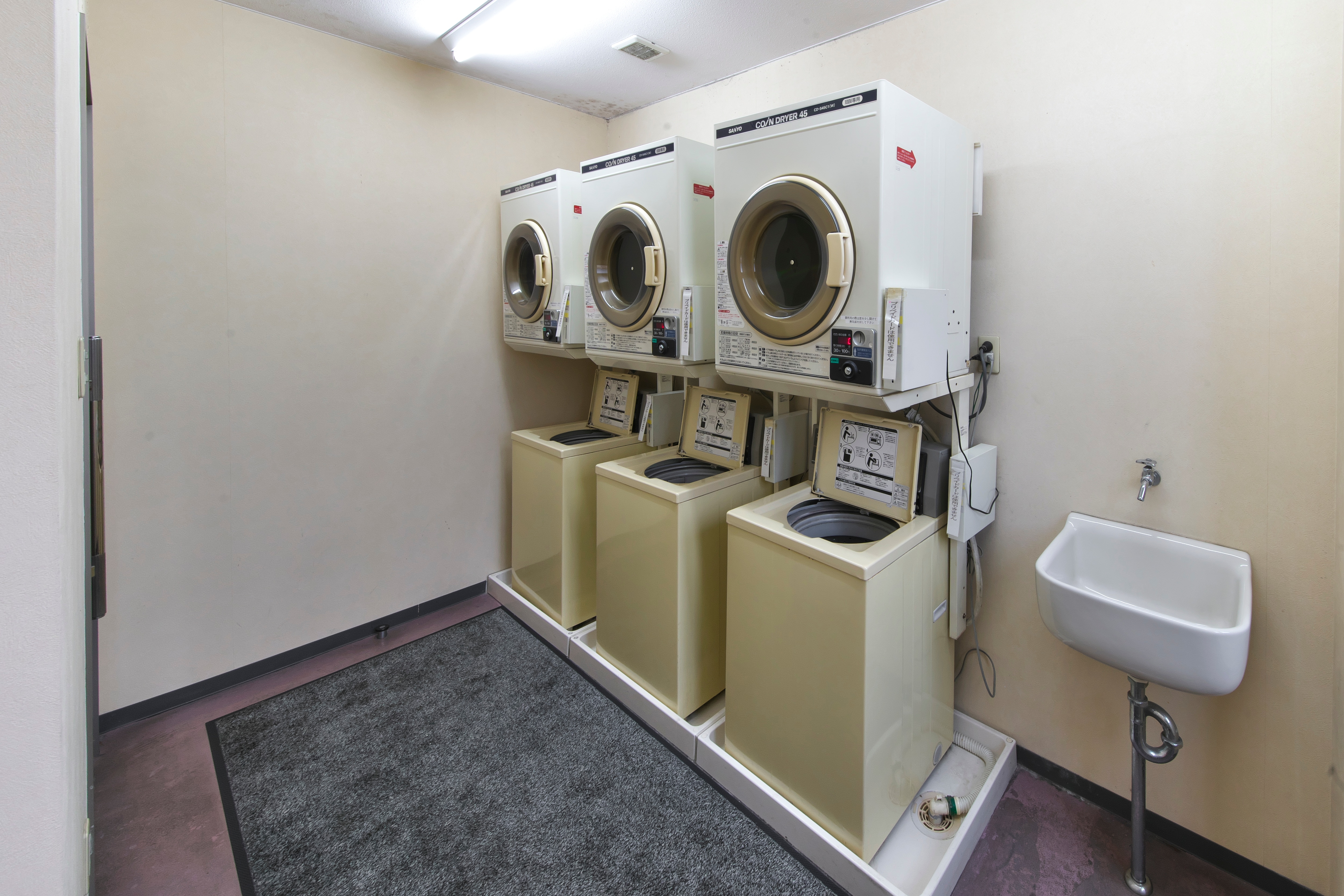 Coin laundry