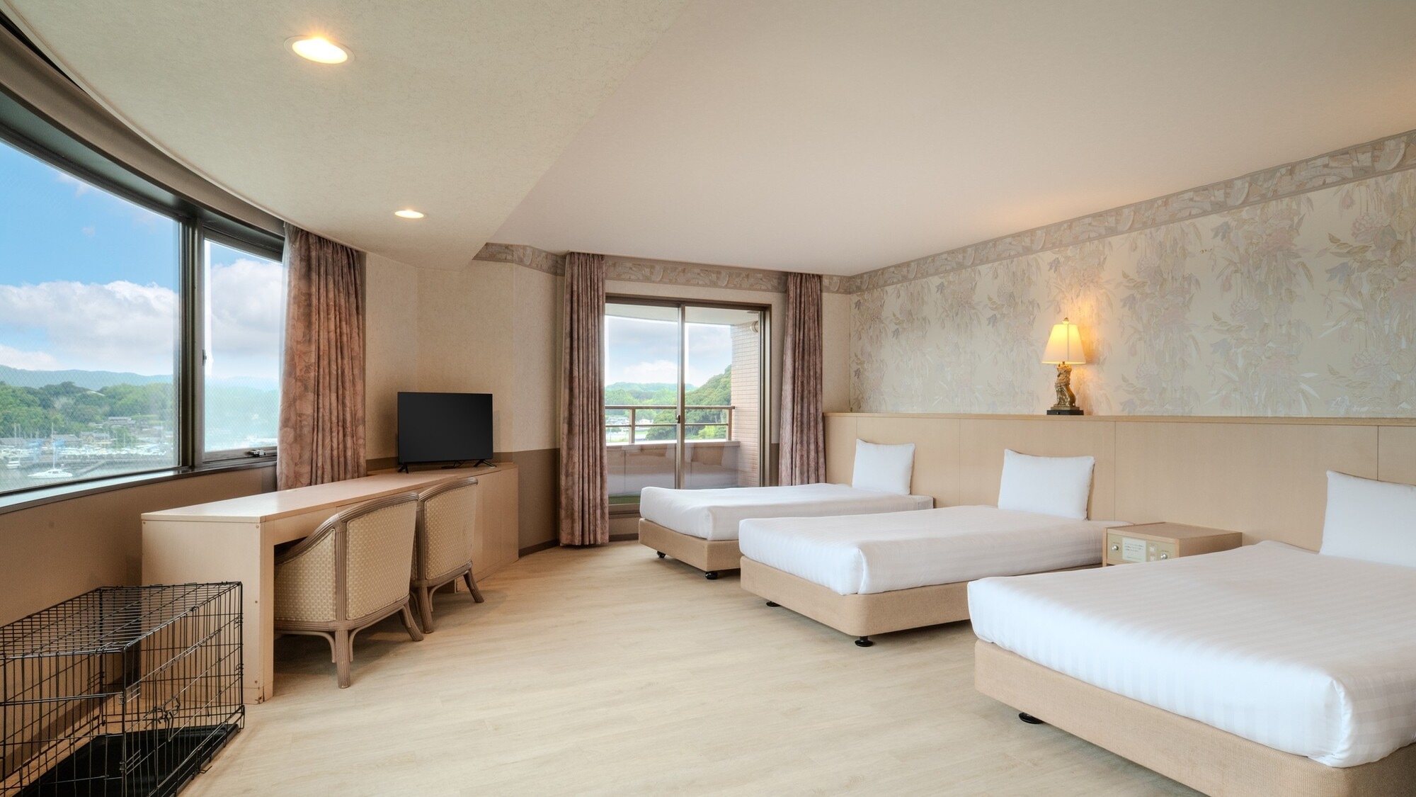 [Lake View] Panoramic Corner Triple