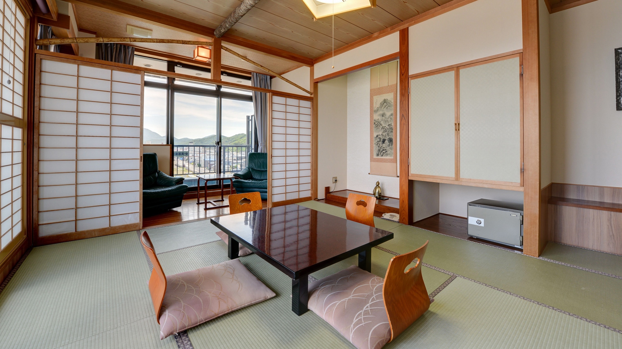 *[Guest rooms (New Wing Japanese-style rooms 10-16 tatami mats)] You can see Mount Yahiko and Teradomari Port from the windows.