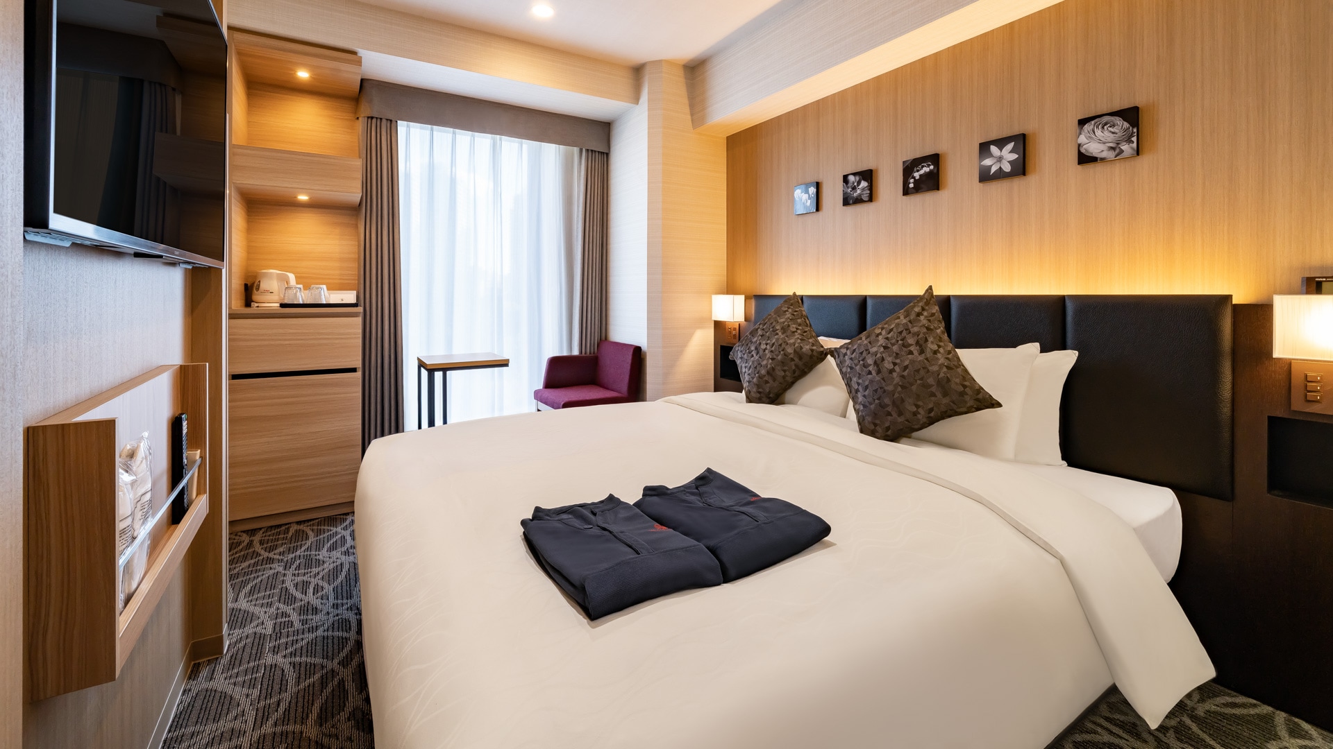 [Superior Double] 17 square meters / 160 cm wide queen size bed.