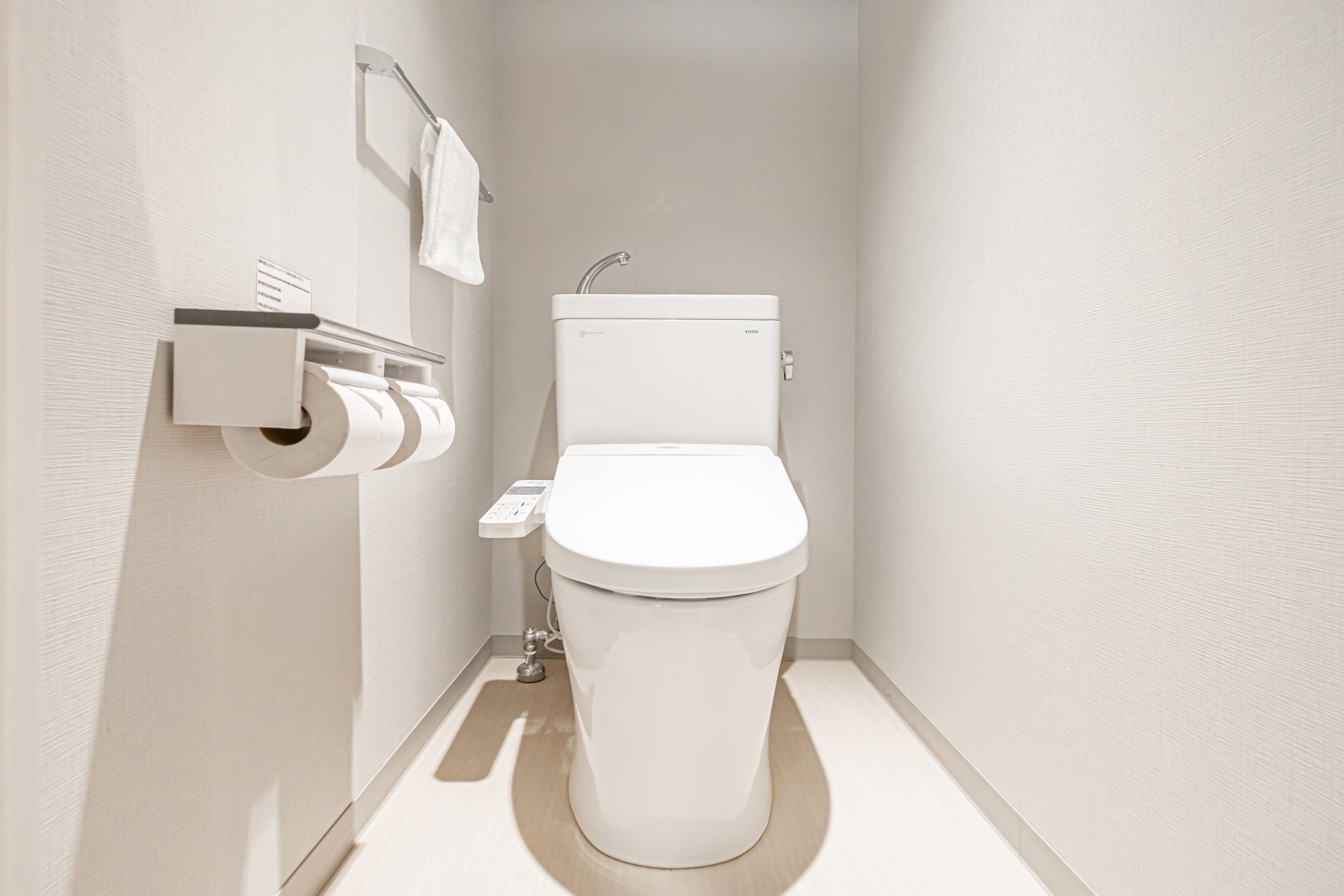 [Toilet] The bathroom and toilet are separate in all rooms.