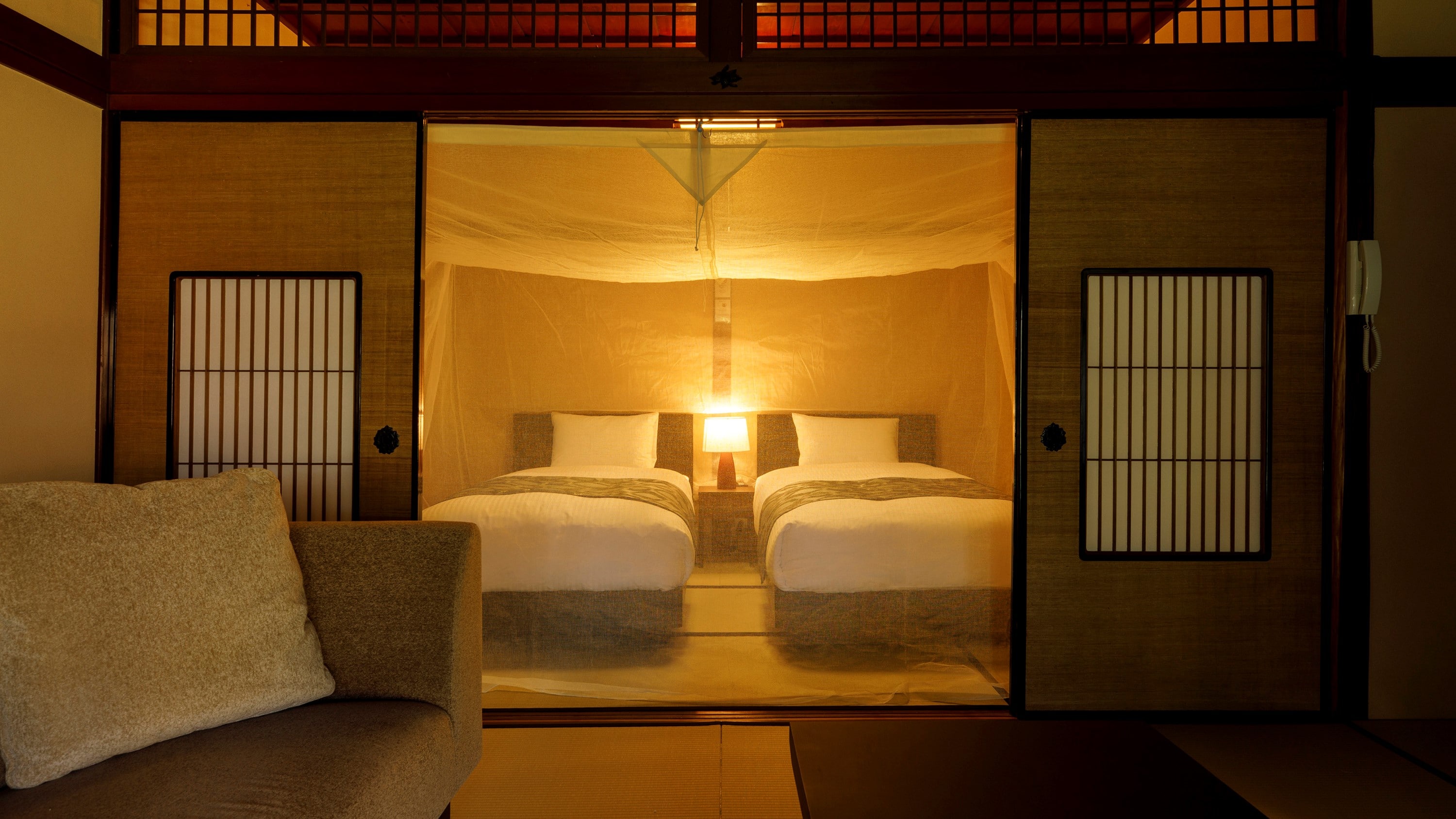 [Where the Clouds Go] You can relax in a large bed with a nostalgic mosquito net.