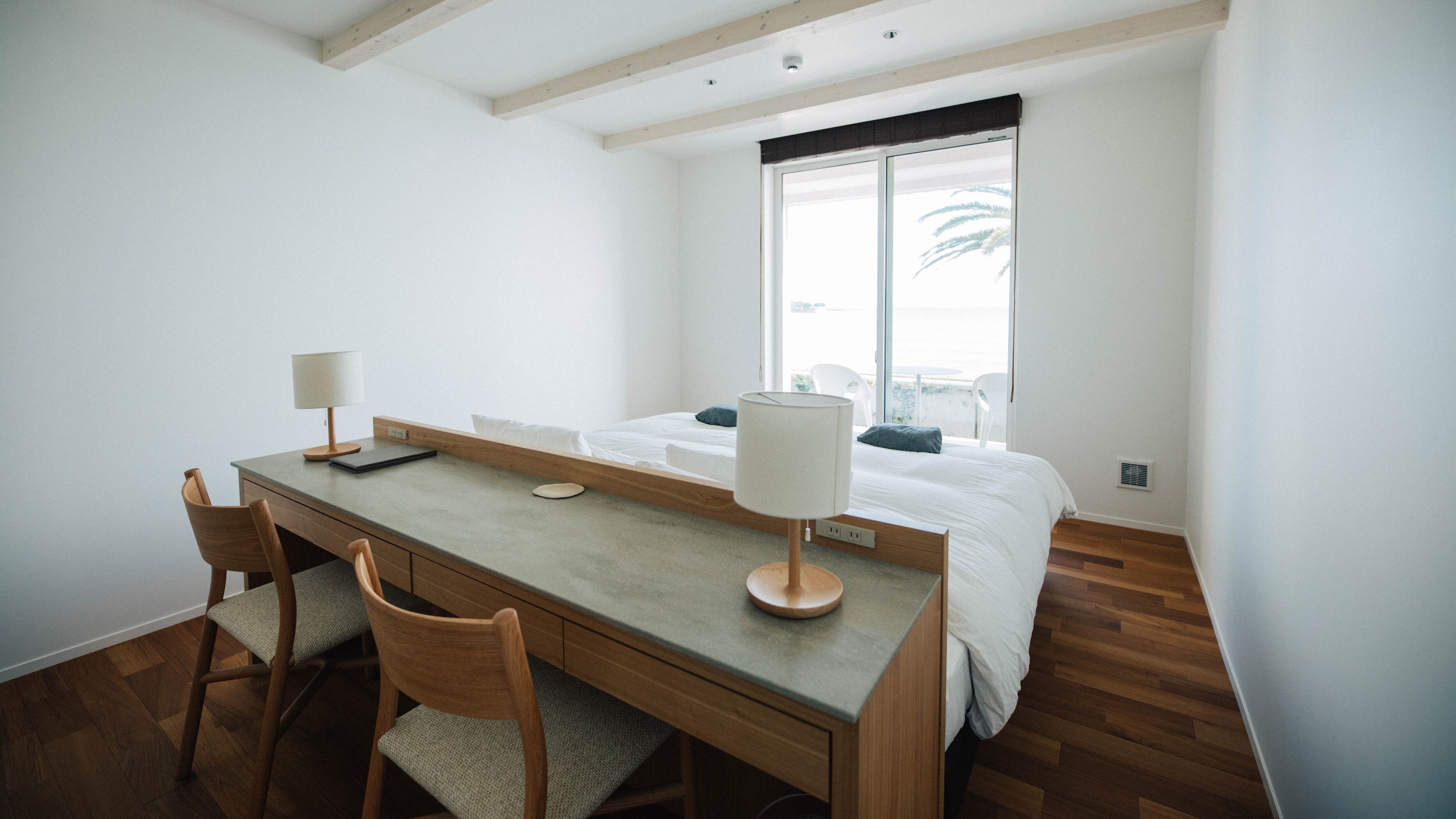 [Ocean Terrace Twin] A Hollywood twin room where you can enjoy a relaxing view of the ocean.