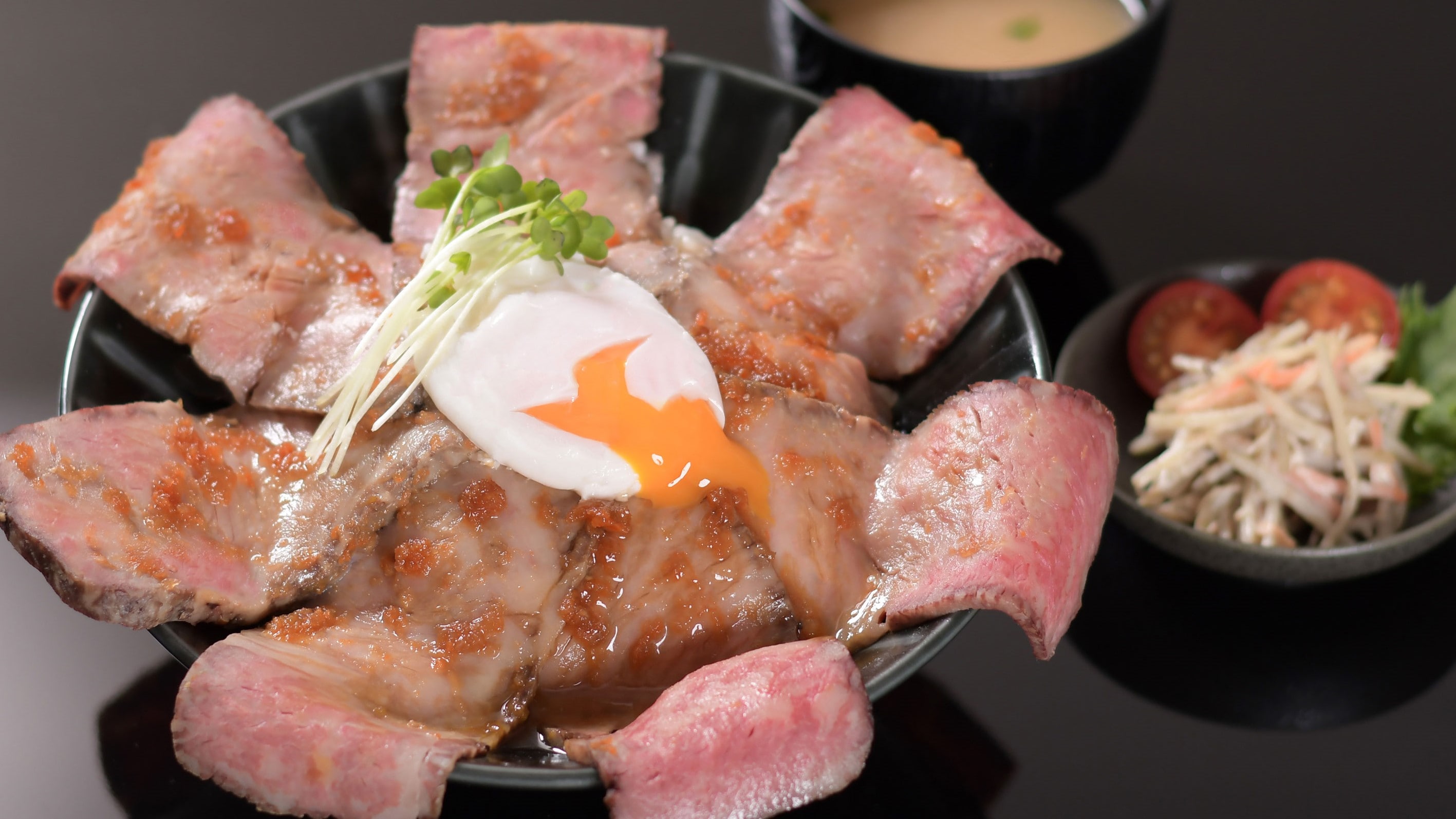 使用當地品牌「三日牛肉」製作的烤牛肉蓋飯