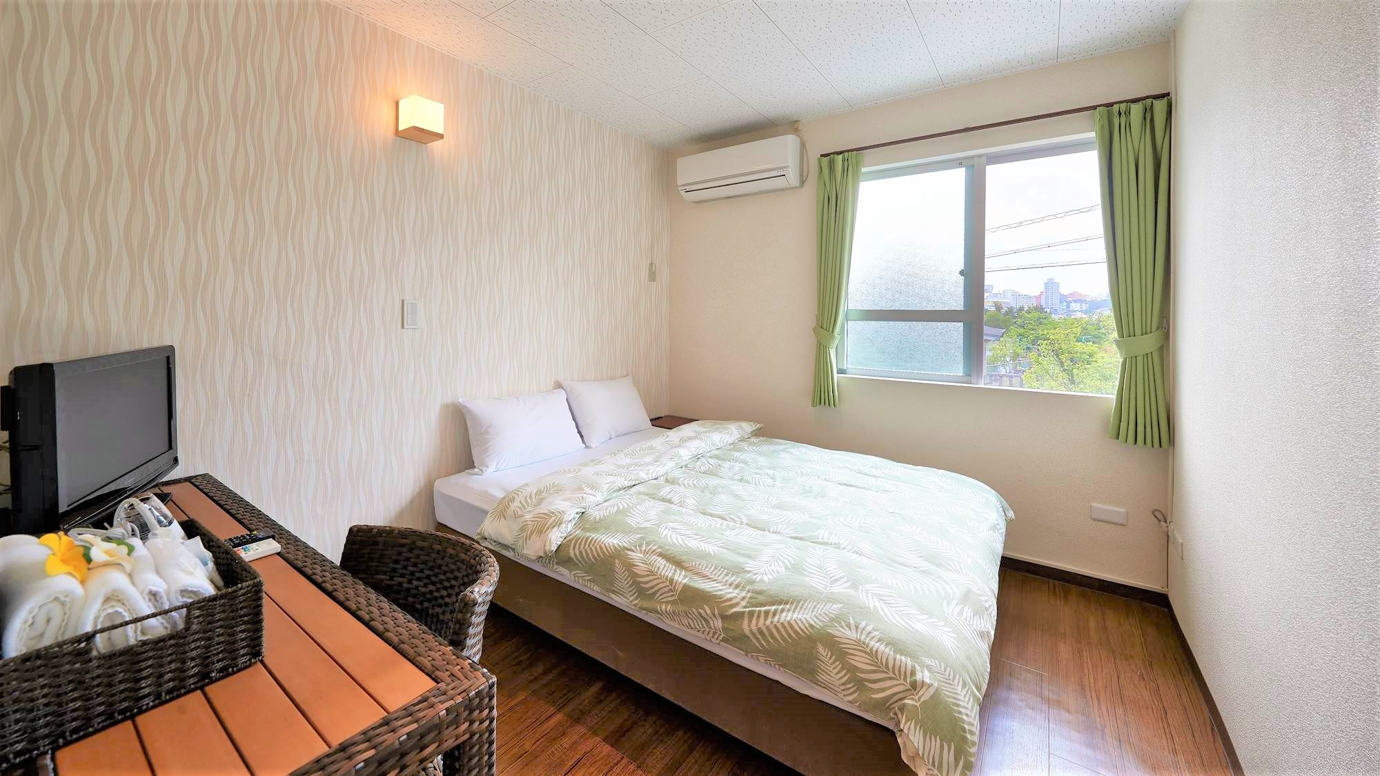 Semi-double bedroom (no bathtub, shower only)