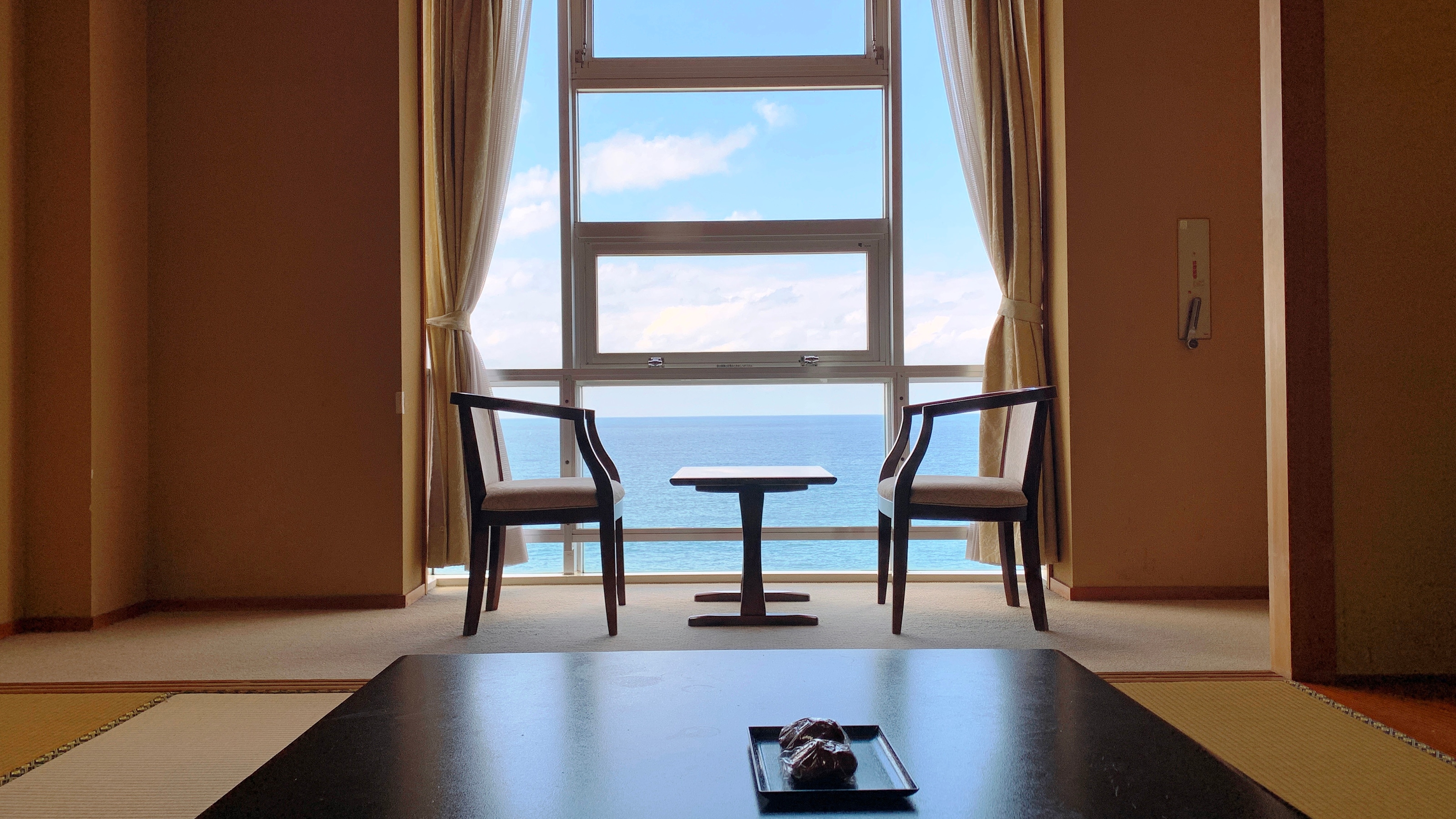 ◆[Guest Room] [Japanese-style room with 10 tatami mats] Comes with a wide veranda overlooking the sea from the large window. You can enjoy the magnificent view of the Sea of Japan at any time during your stay.