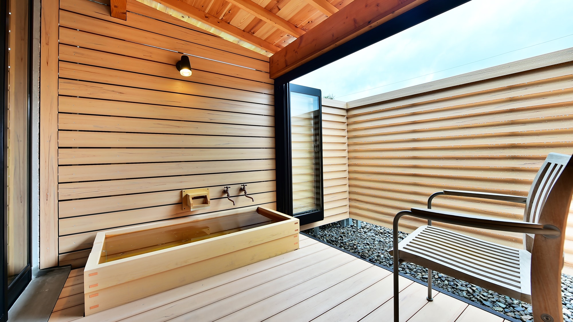 You can enter the semi-open-air bath slowly even in the rain.