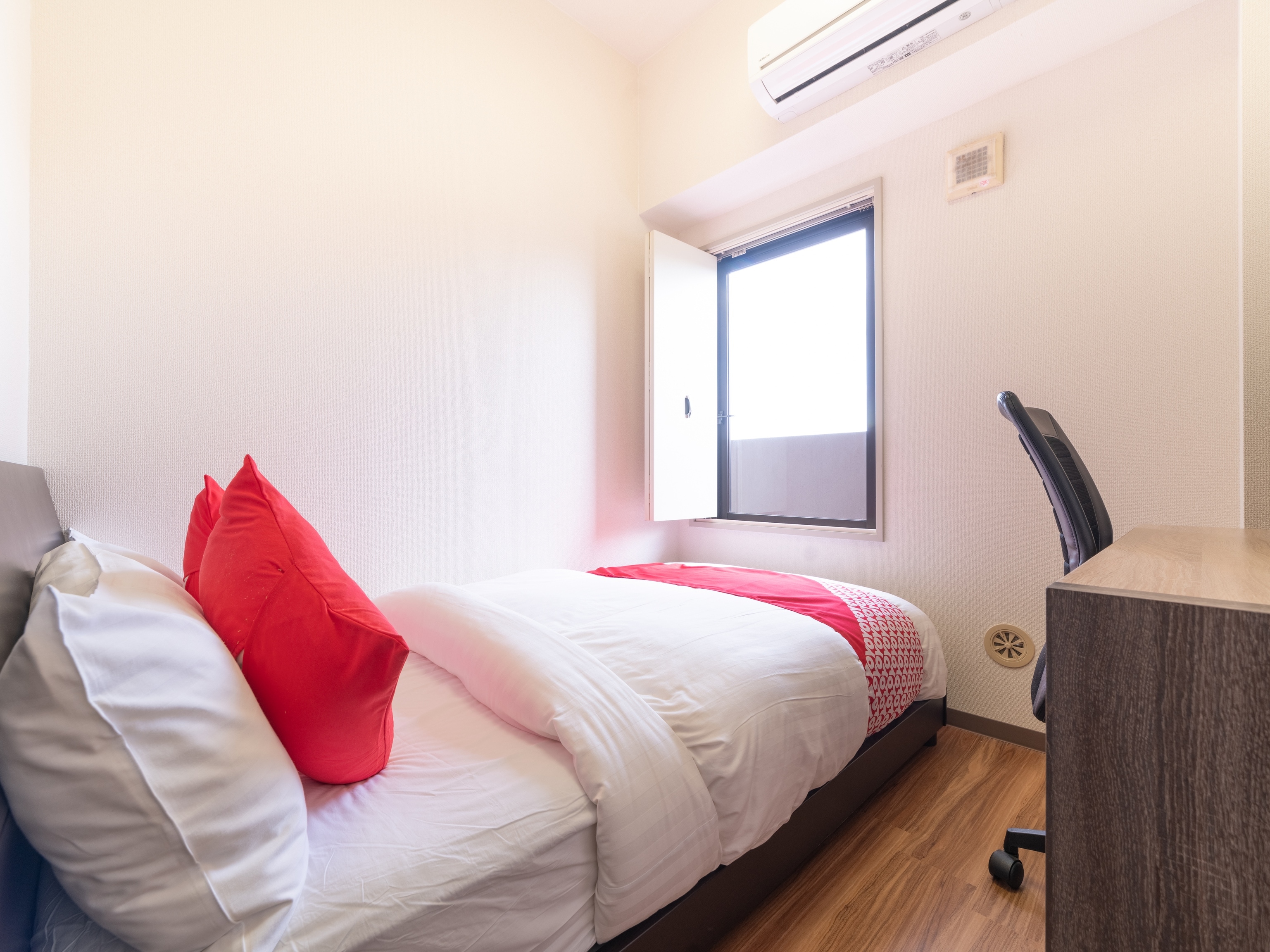 [Non-smoking] Semi-double room