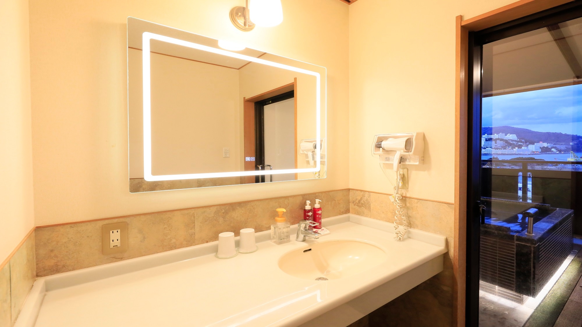 The washbasin mirror renewed in June 2021 is a shining actress mirror specification ♪