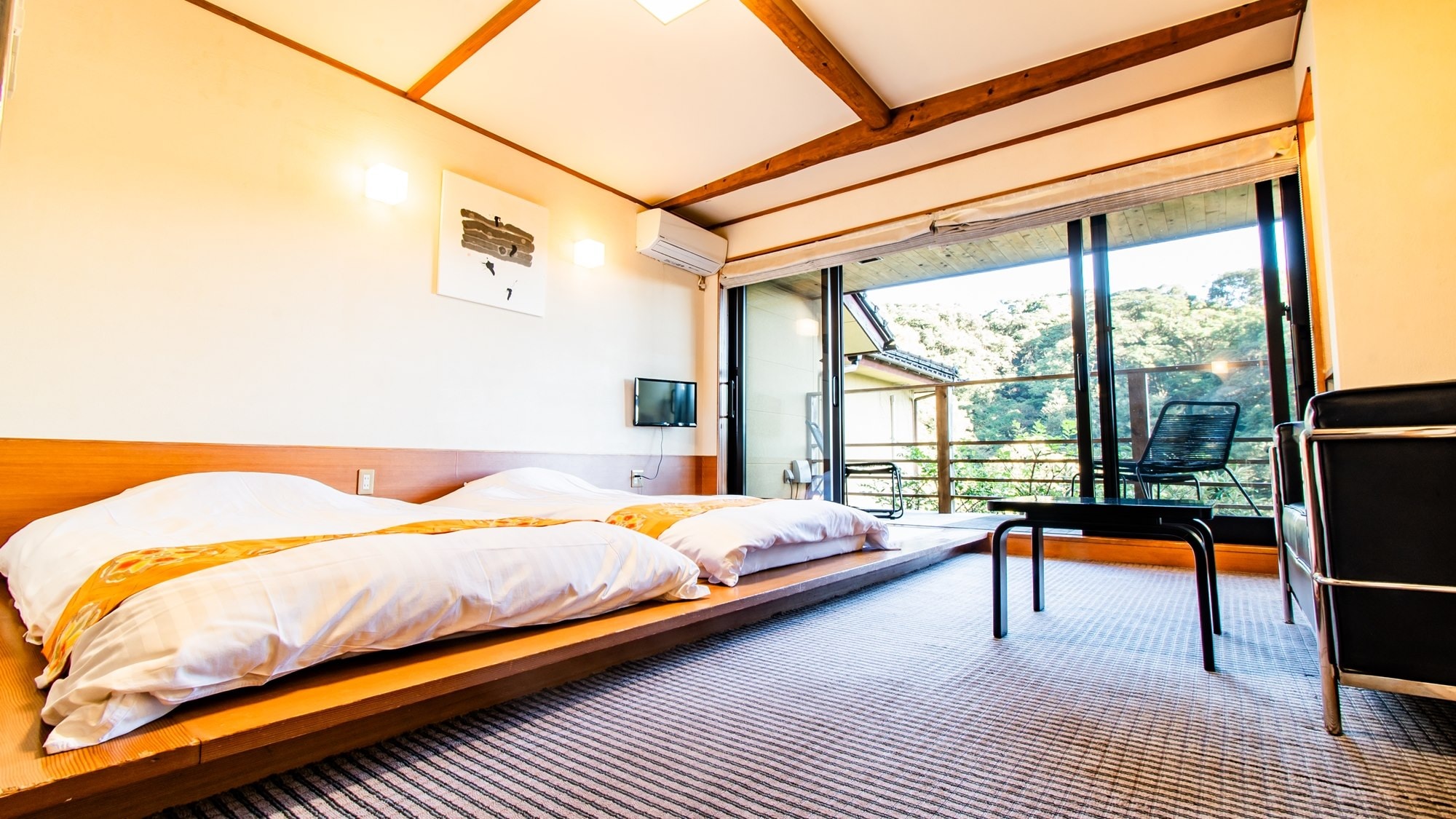 [Low bed twin] A low bed is provided on the raised floor of the Japanese-style room.