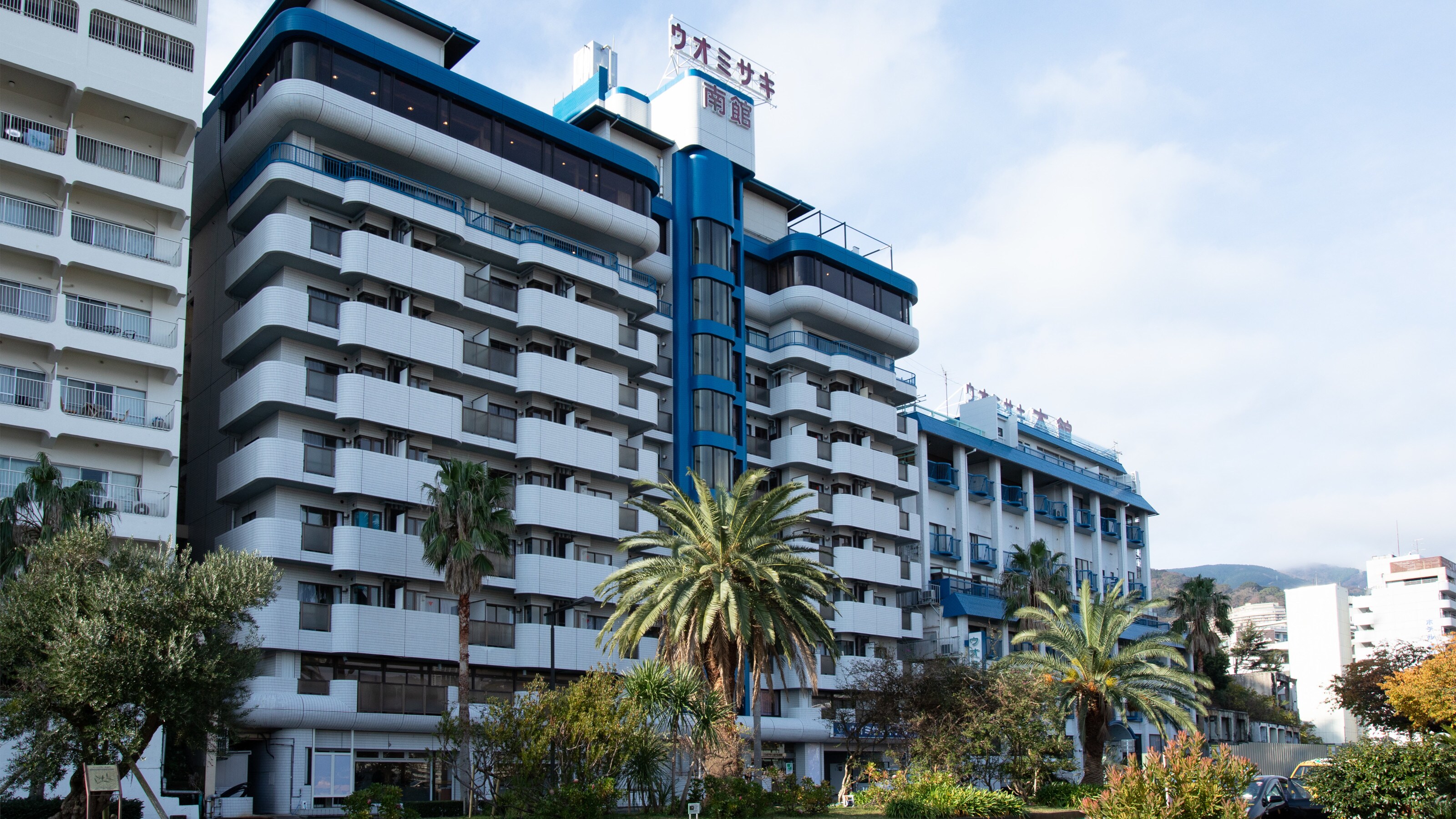 Bên ngoài khách sạn