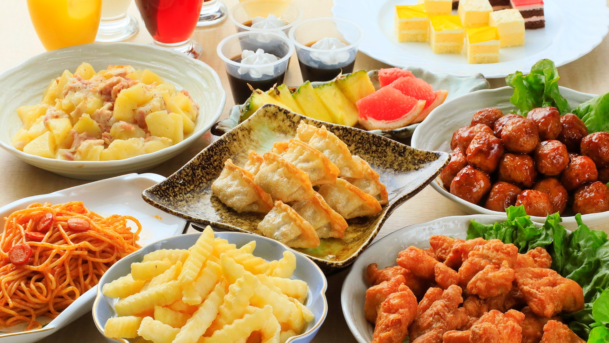Có rất nhiều món ăn được trẻ em ưa chuộng, chẳng hạn như gà rán, thịt viên và khoai tây chiên. *Một ví dụ