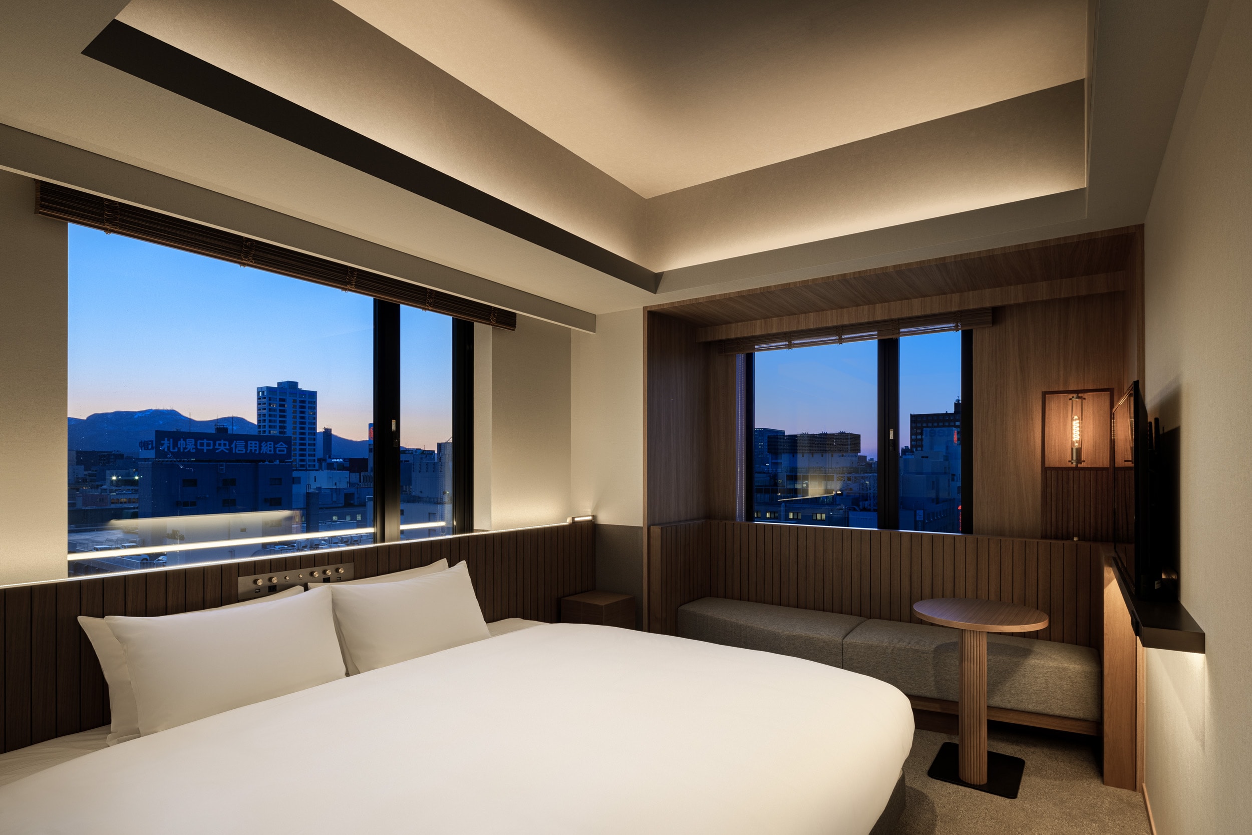 Corner King Double [width 20 square meters, width 200 cm king bed, ◆ corner room ◆ large windows: 2 sides]