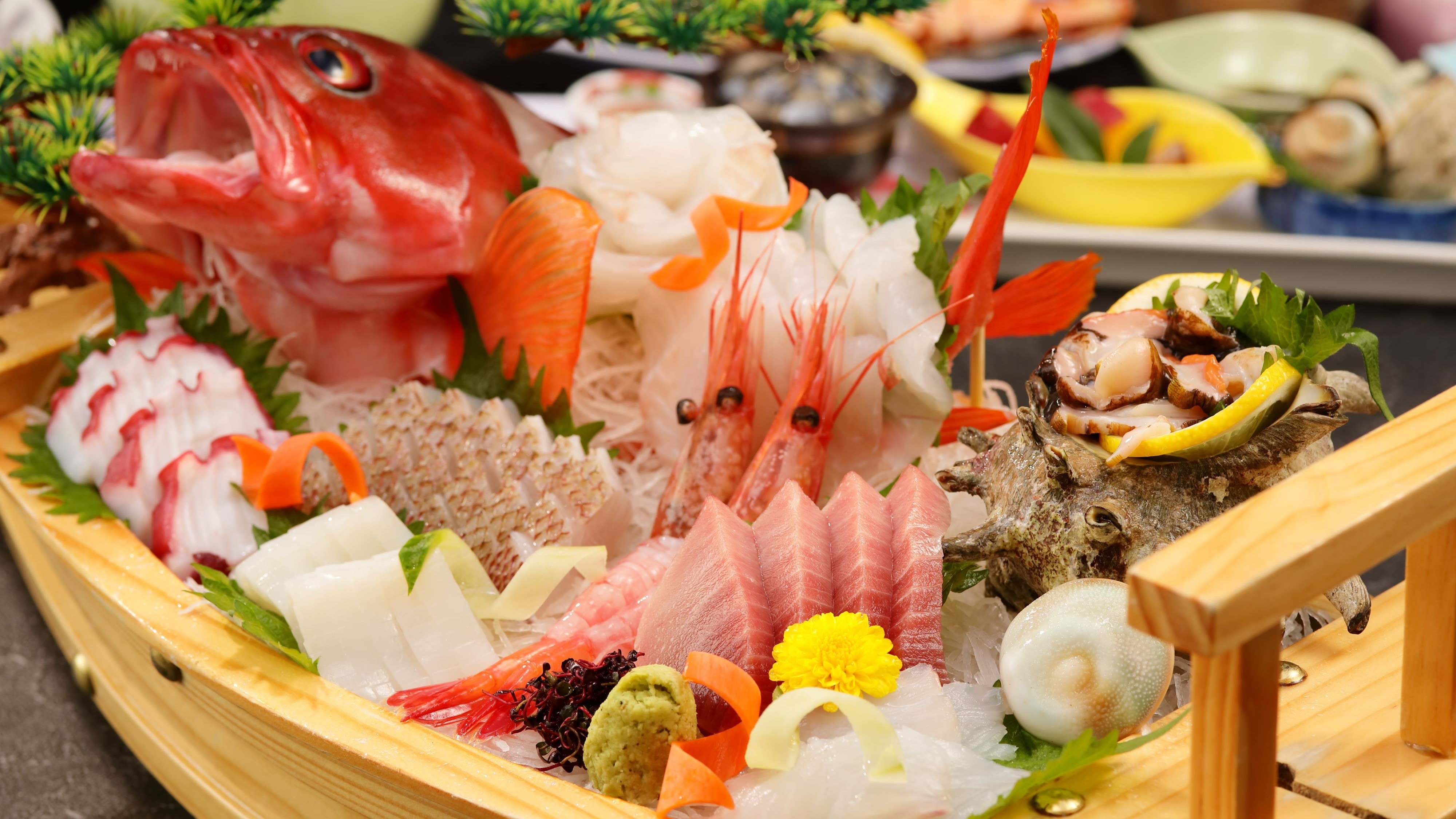 Dinner example: A luxurious boat-shaped platter featuring seasonal local fish carefully selected by the owner, who is also a fisherman.