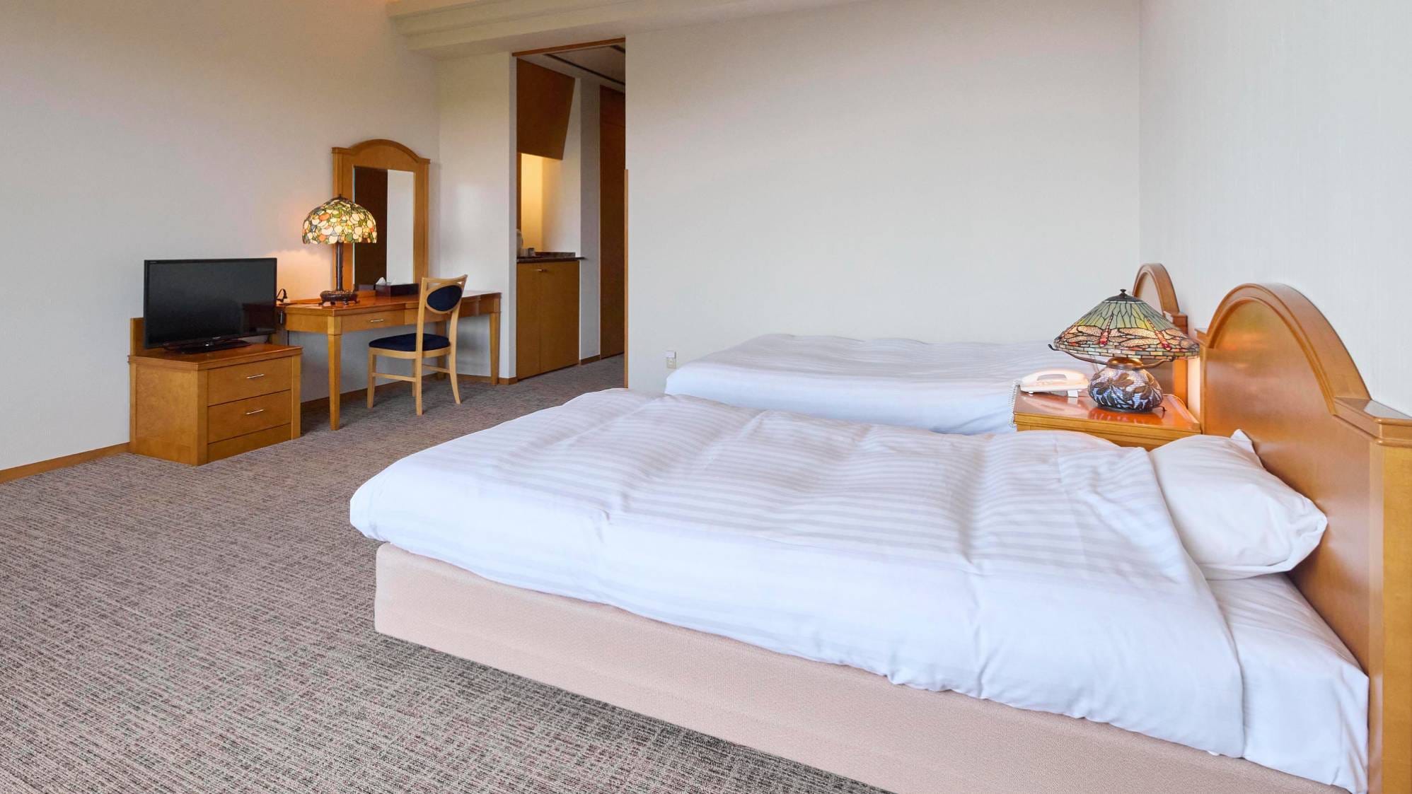 - [Sunny Western-style room, non-smoking] Enjoy a wonderful time with your family and friends in a spacious space.